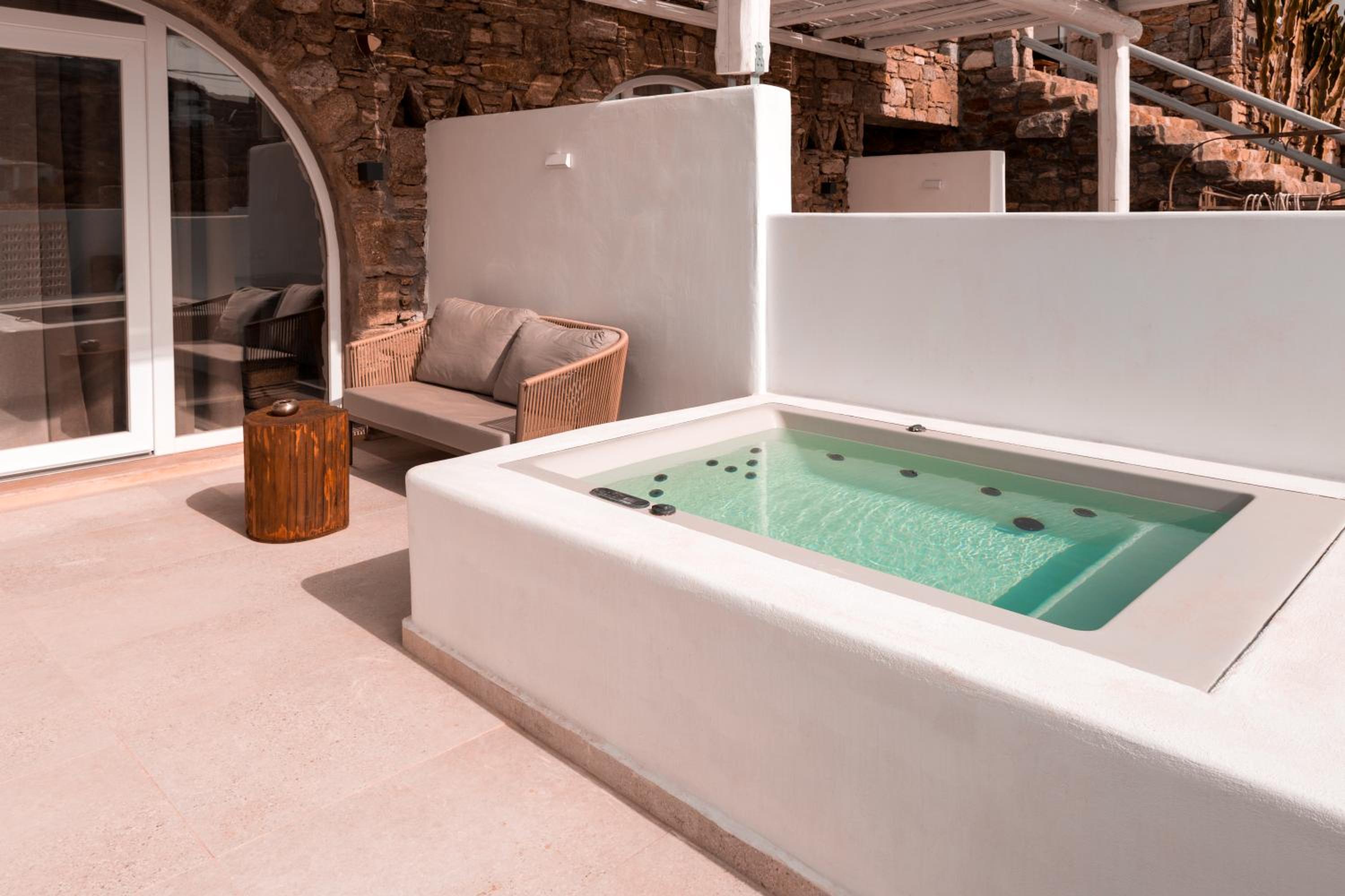 Honeymoon Suite with Outdoor Hot Tub - Photo 2