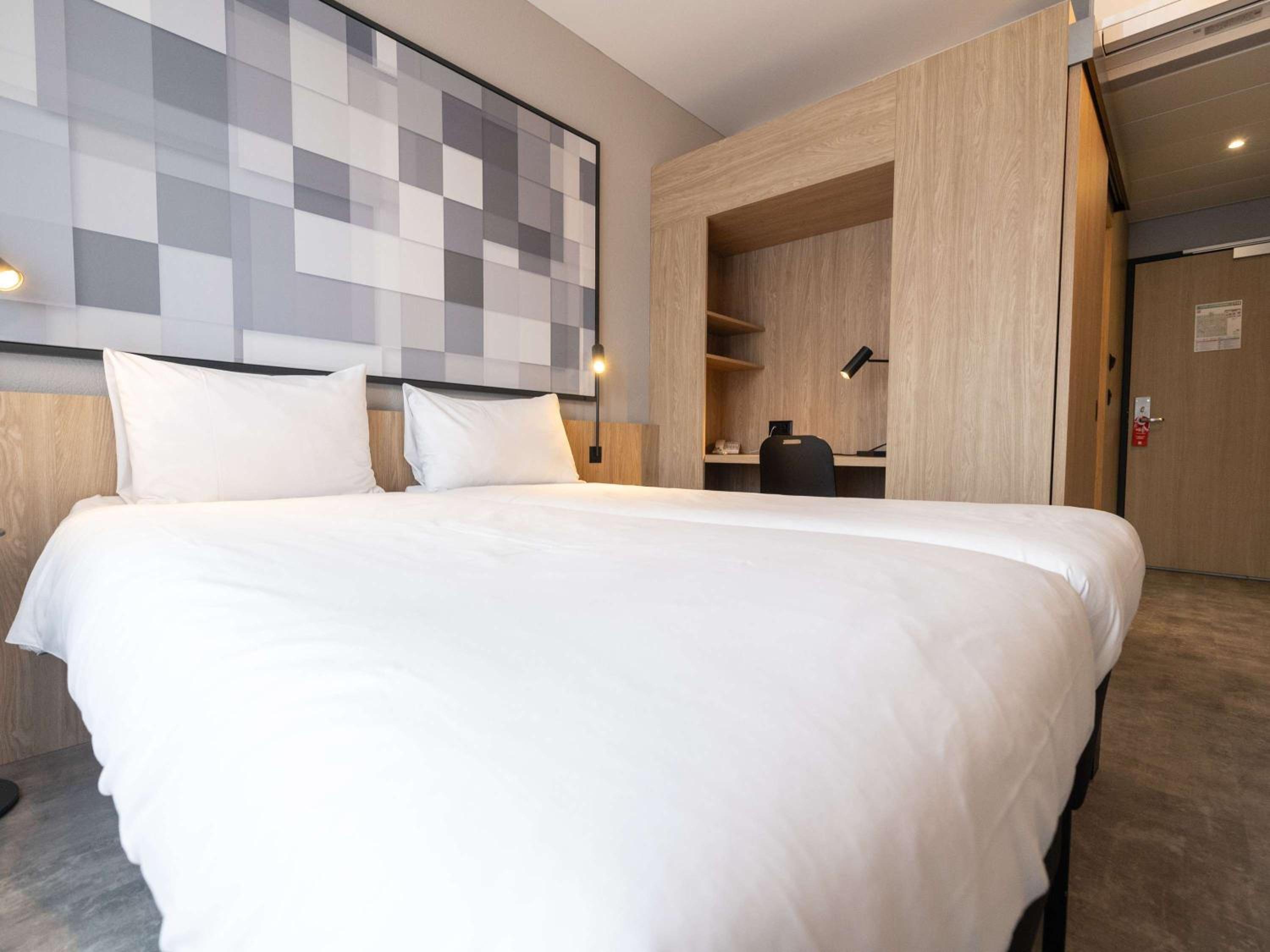Standard Room with Two Single Beds and Balcony - Photo 1