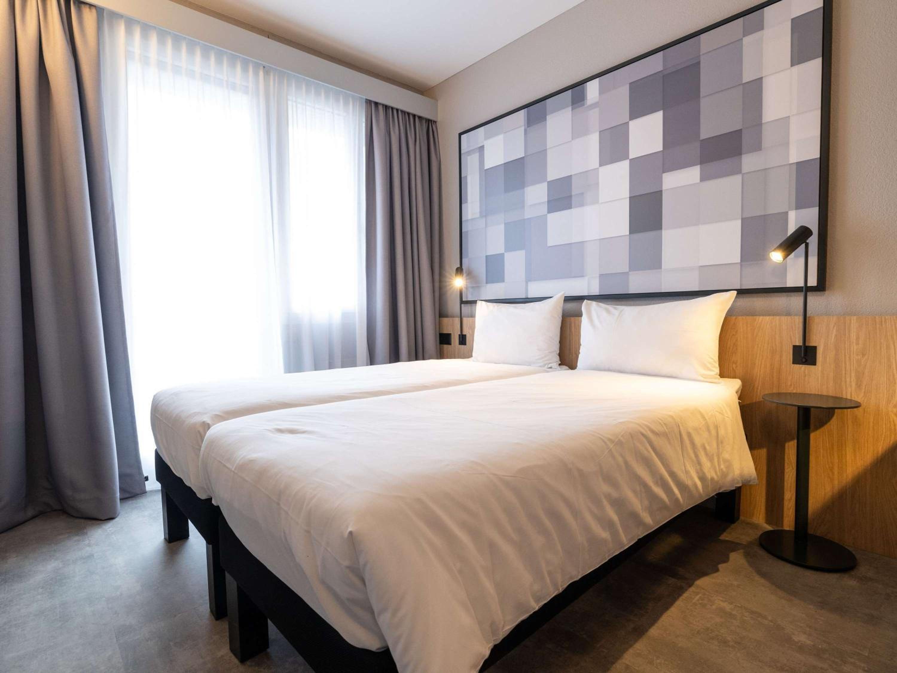 Standard Room with Two Single Beds and Balcony - Photo 2