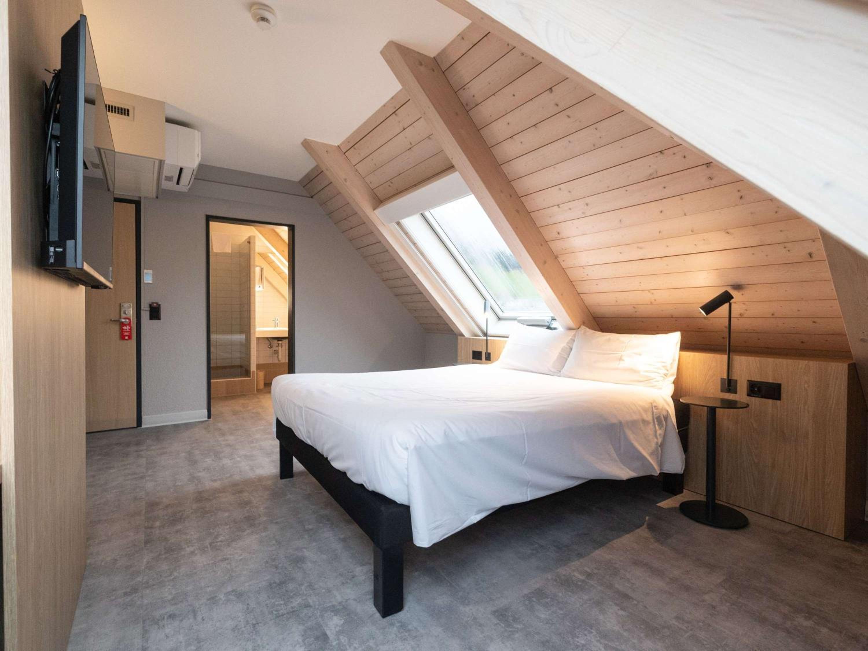 Executive Double Room with Sofa Bed - Photo 4