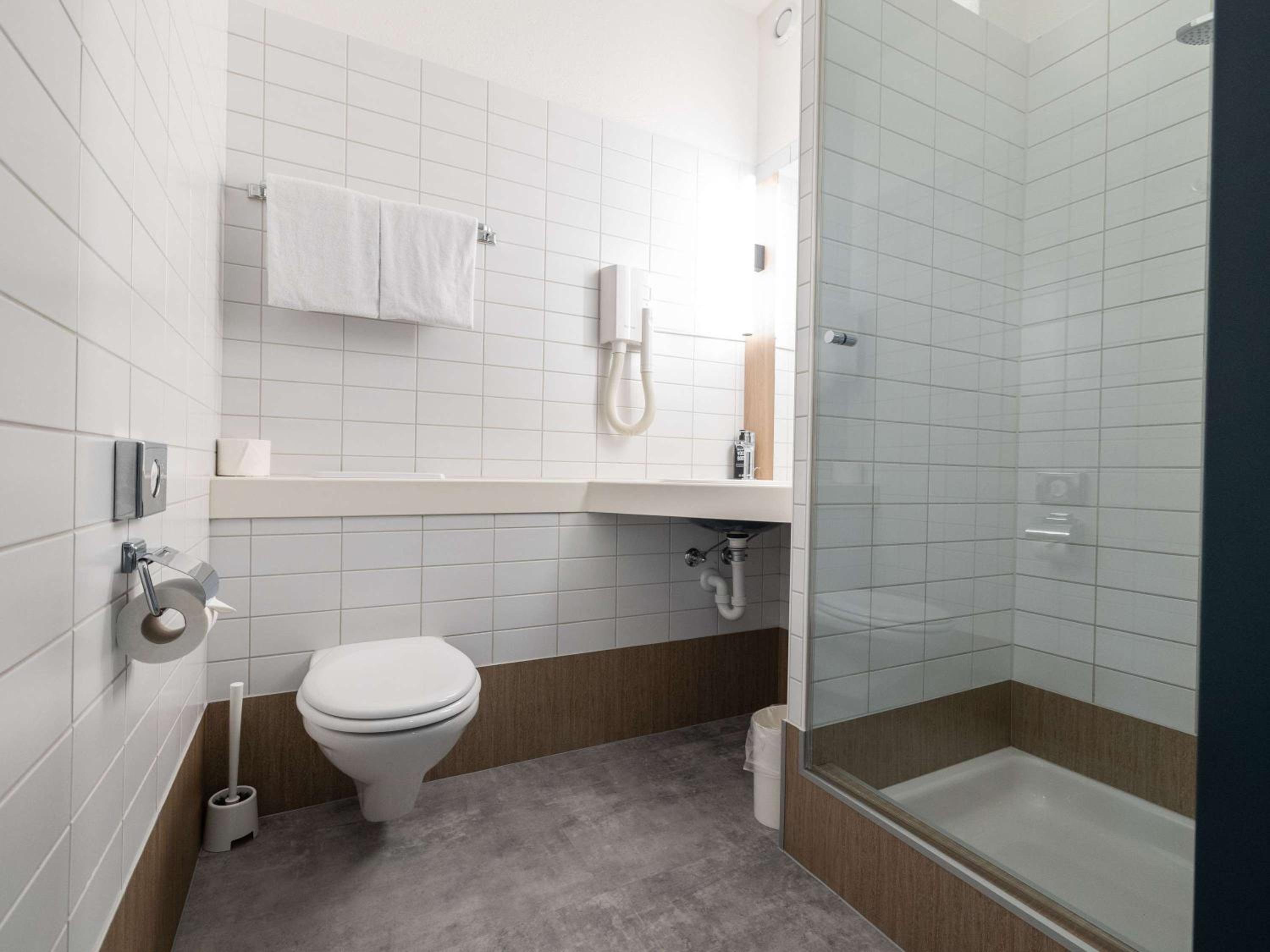 Standard Room with Two Single Beds and Balcony - Photo 3