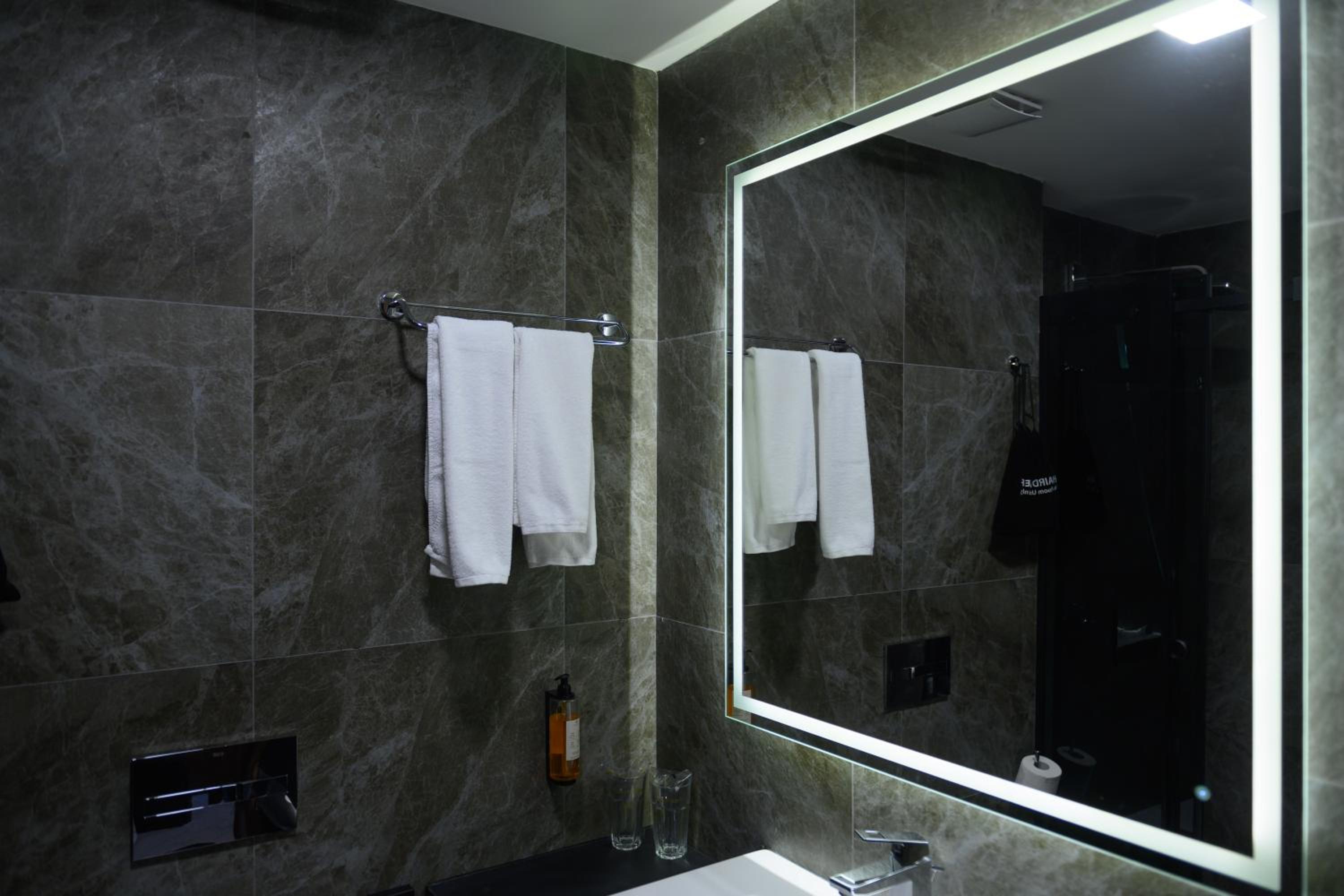 Business Double Room with Balcony - Photo 13