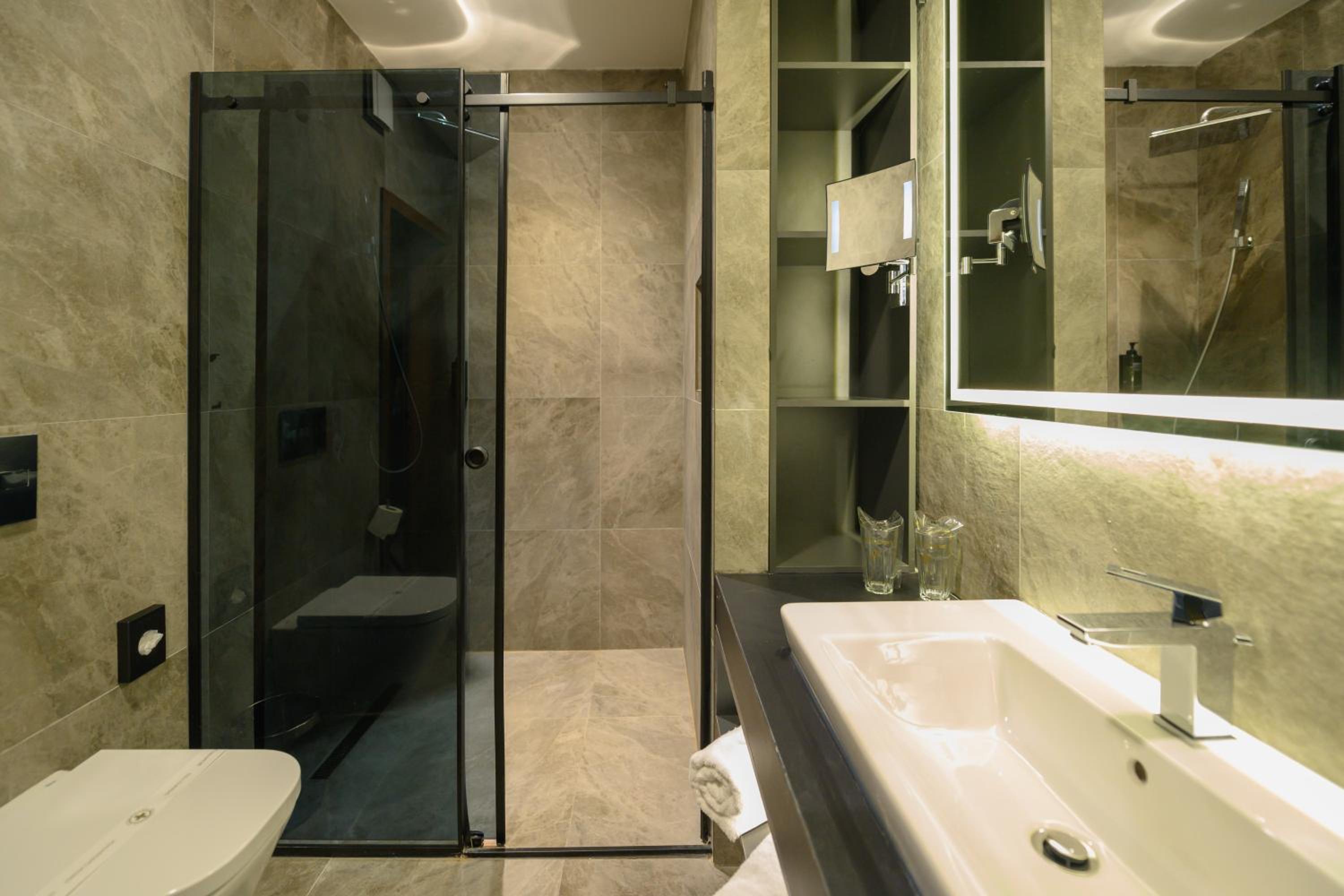 Business Double Room with Balcony - Photo 12