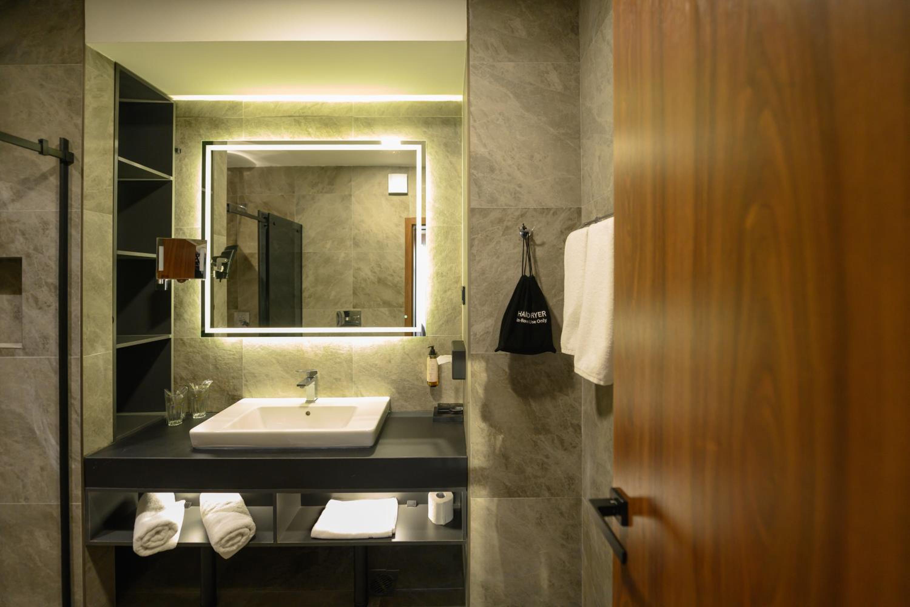 Business Double Room with Balcony - Photo 14