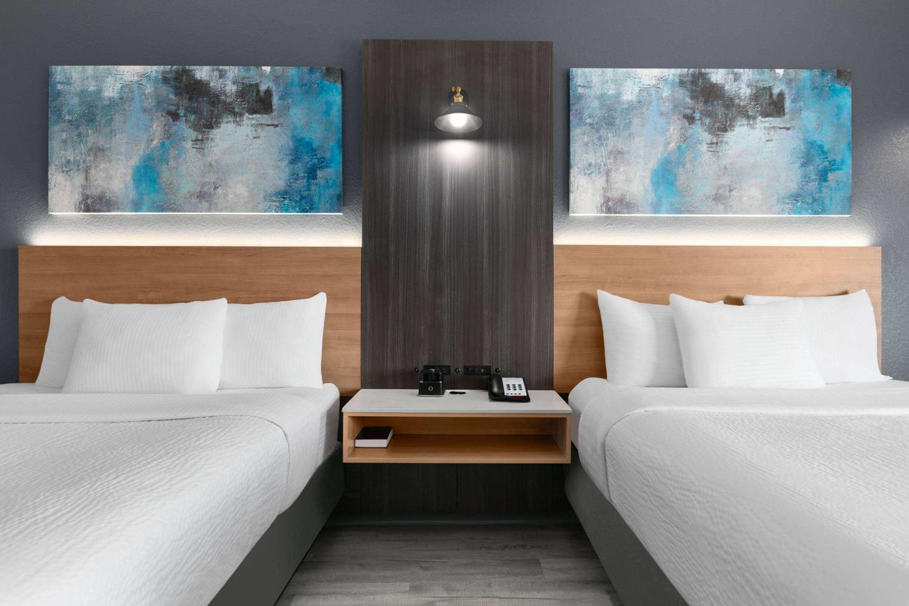 Standard Queen Room with Two Queen Beds - Photo 4