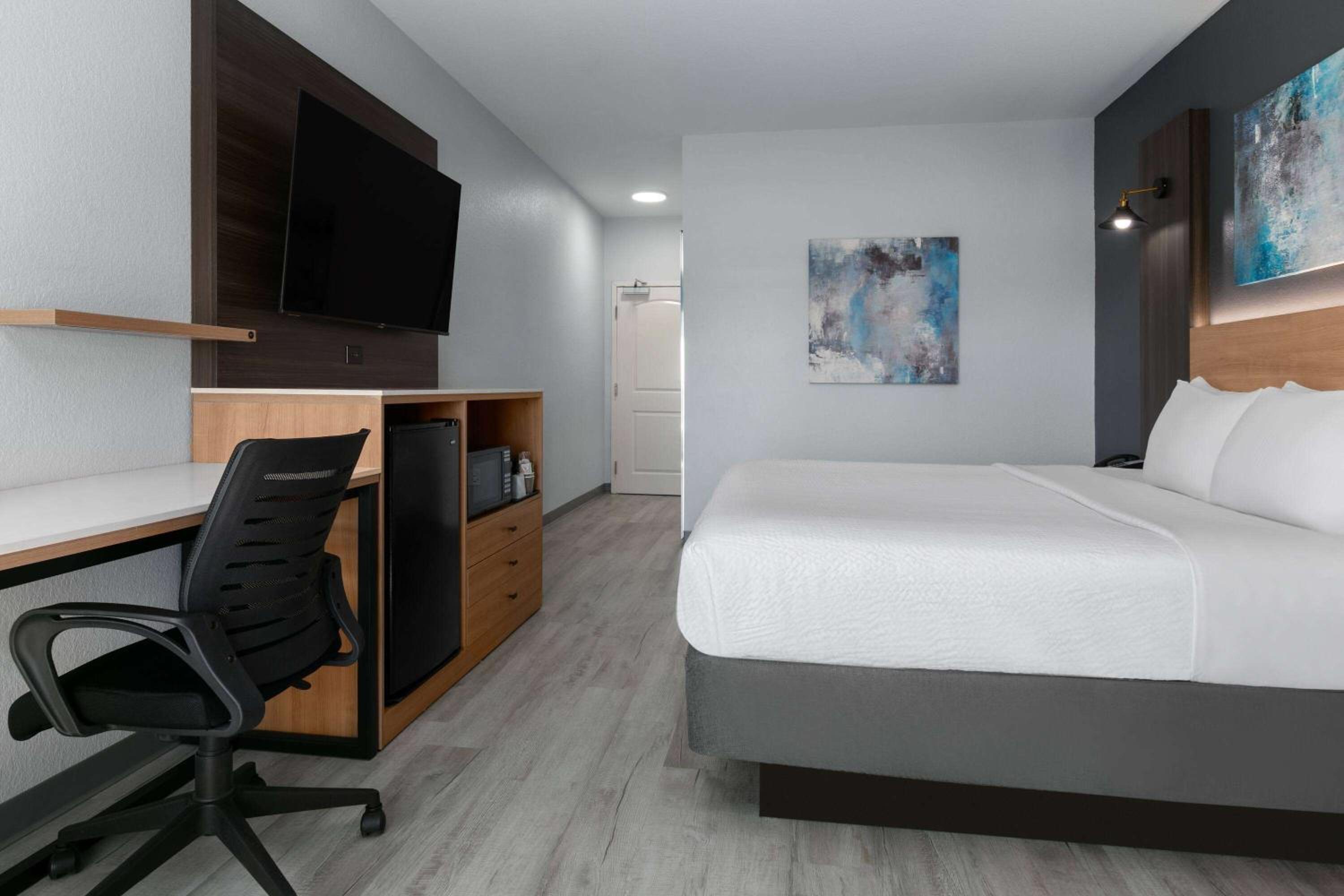 Standard King Room - Photo 4