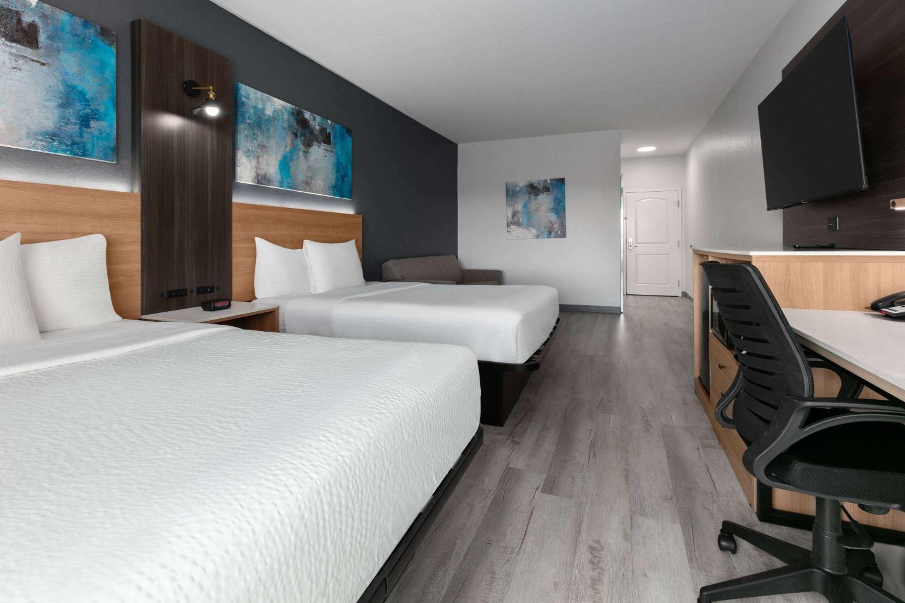 Deluxe Suite with Two Queen Beds - Non-Smoking - Photo 4
