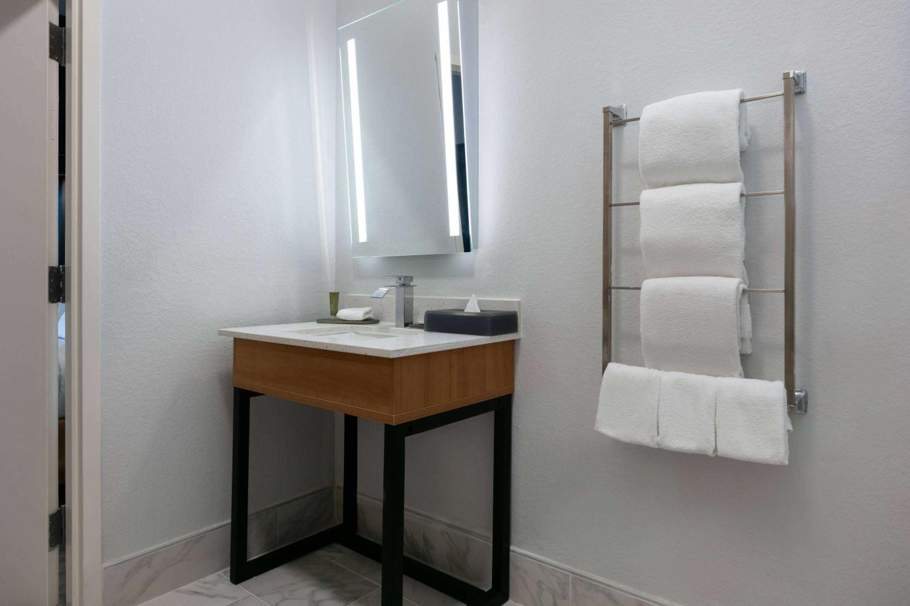 Queen Room with Two Queen Beds and Bath Tub - Mobility Accessible/Non-Smoking - Photo 4