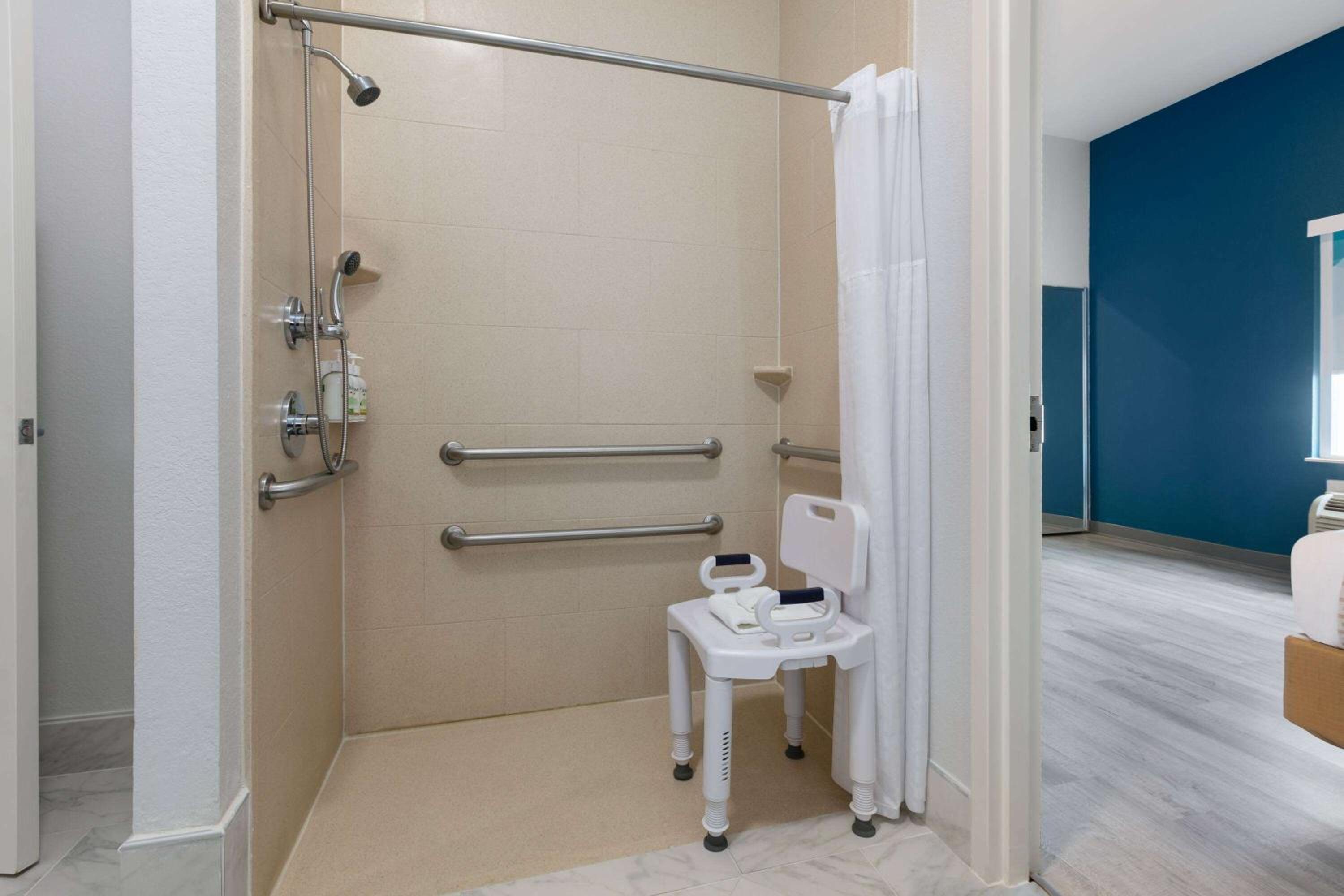 Deluxe King Suite with Roll-In Shower - Mobility Accessible/Non-Smoking - Photo 5
