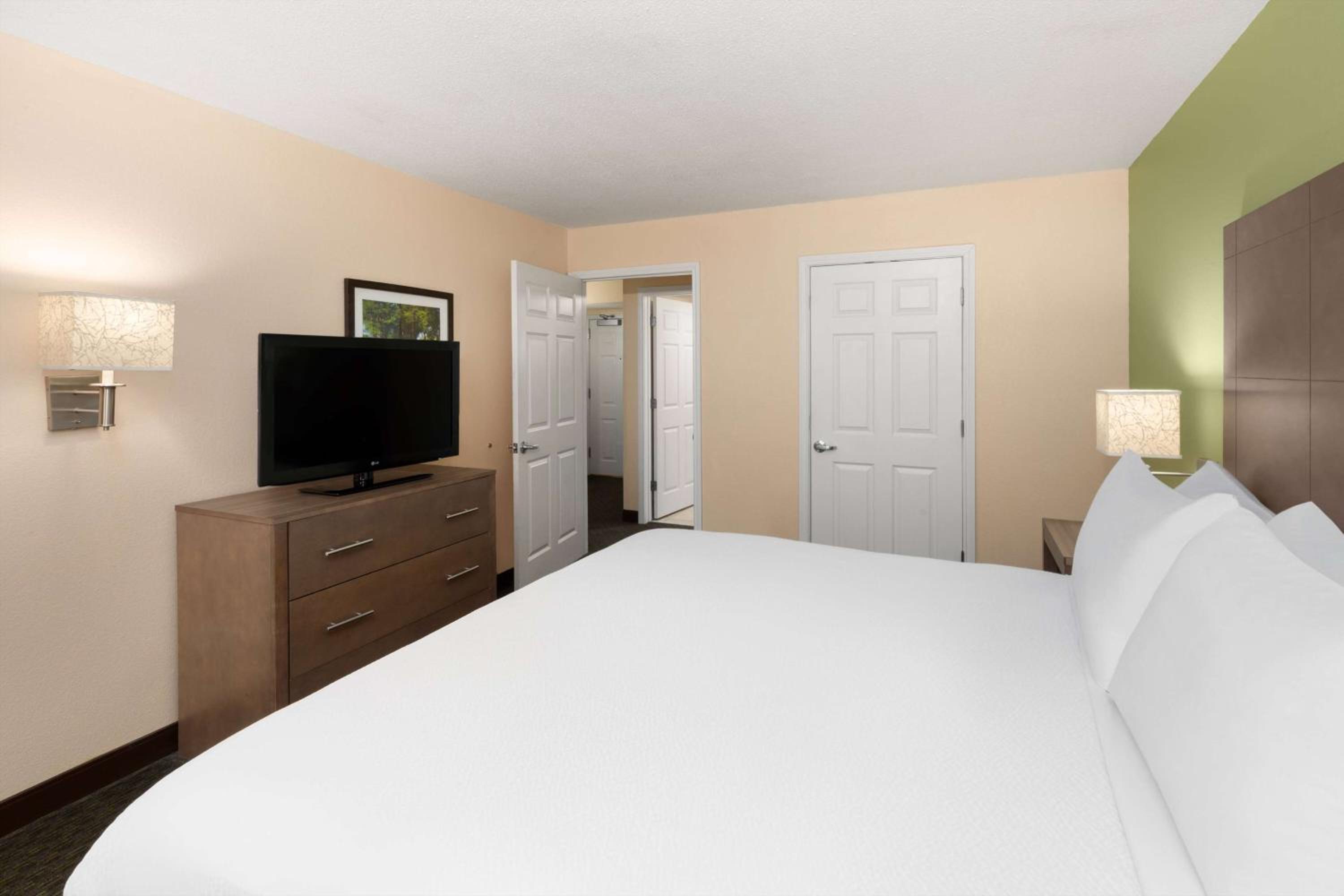 Two-Bedroom Suite with One King Bed and One Double Bed - City View/Mobility and Hearing Accessible/Non-Smoking - Photo 6