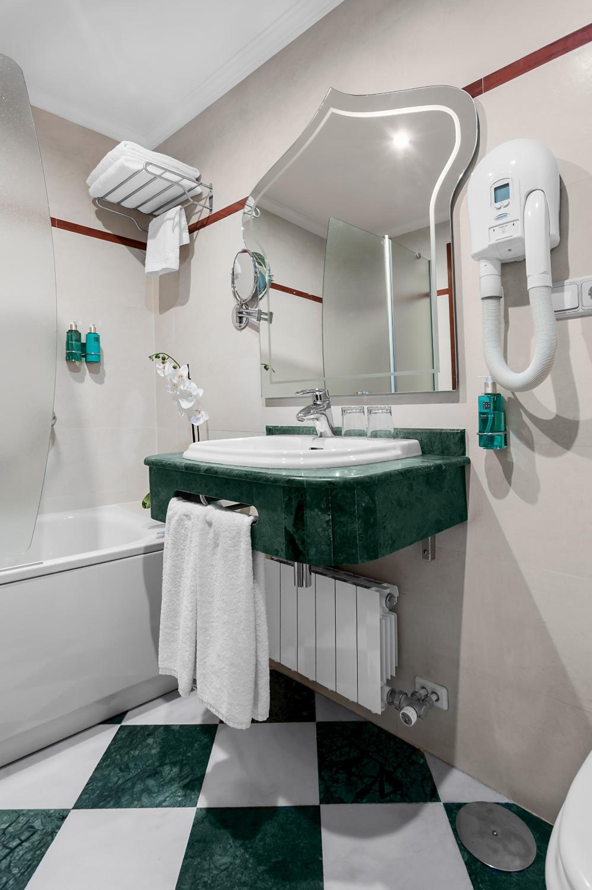 Deluxe Double or Twin Room with Spa Bath - Photo 13