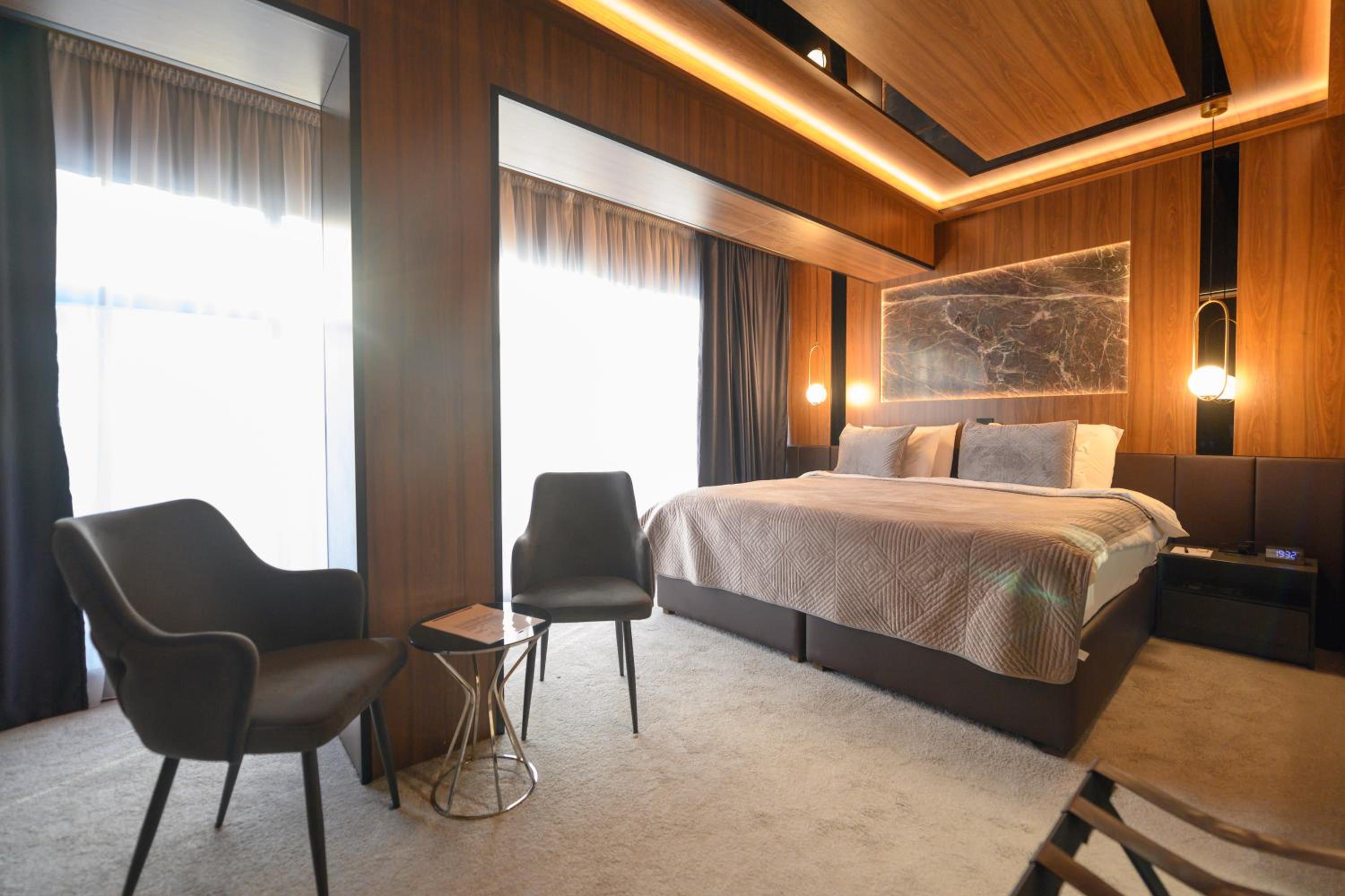 Deluxe Double Room - Photo 11