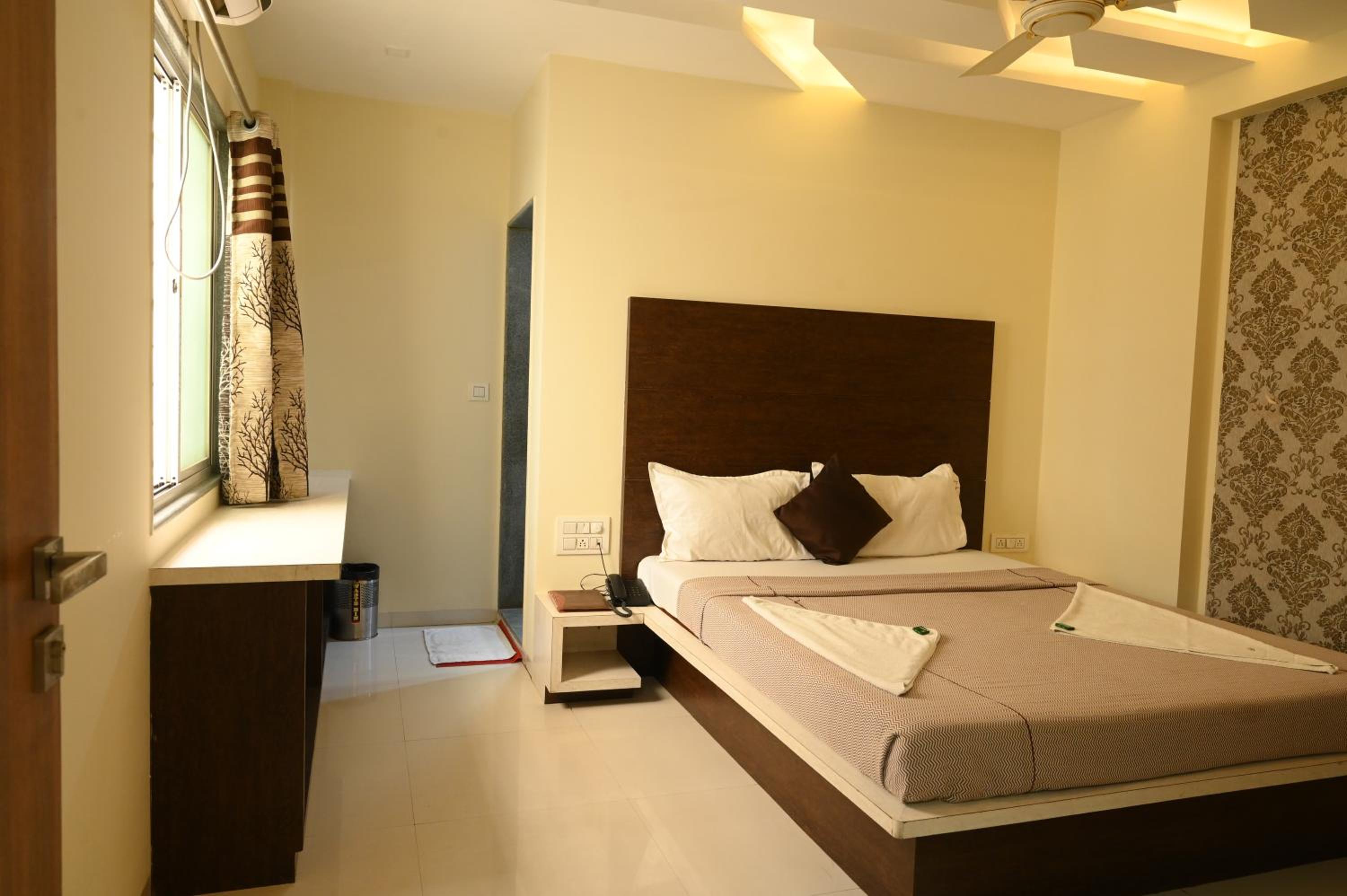Deluxe Double Bed non AC Room - Photo 8