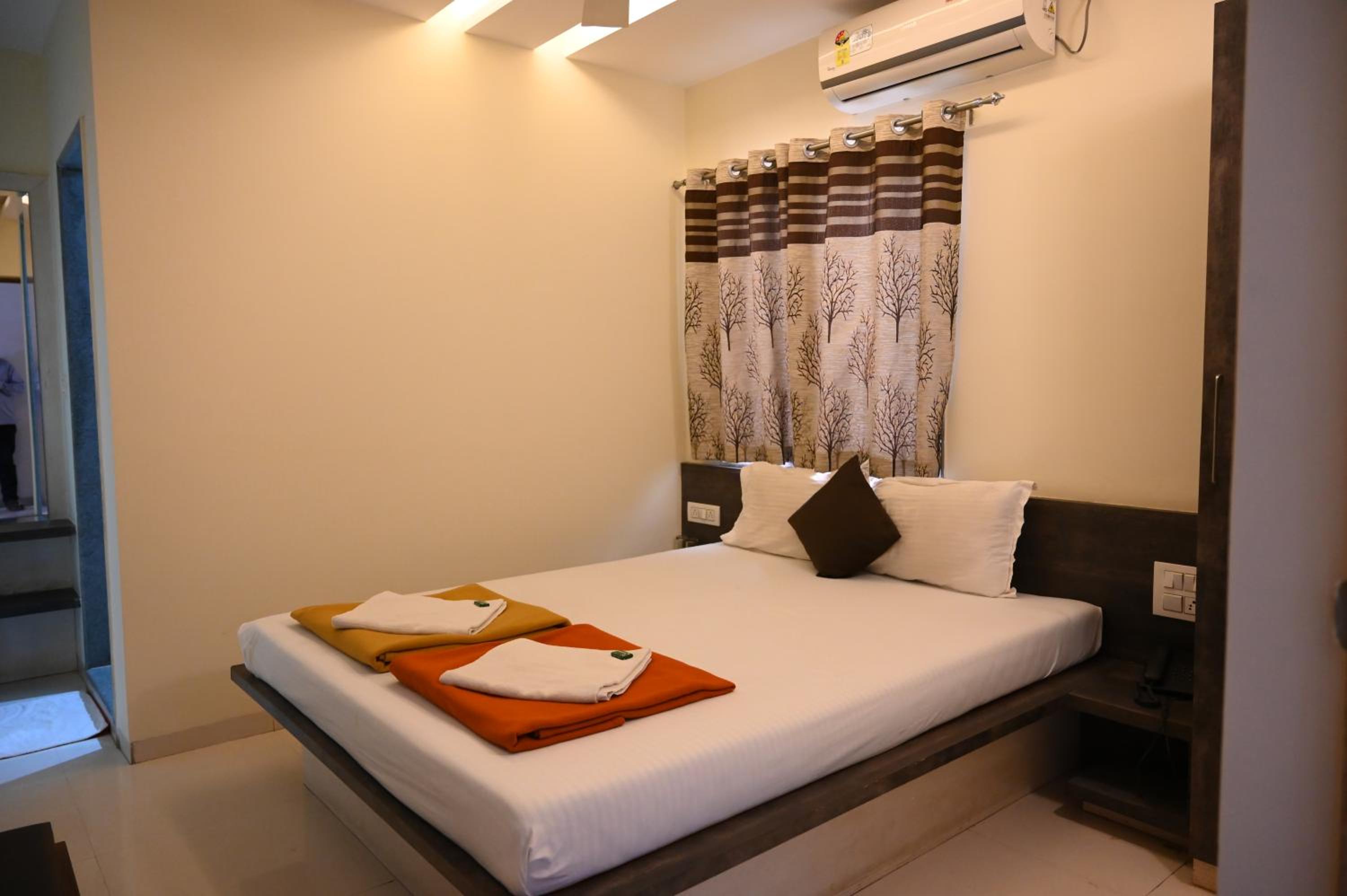 Deluxe Double Bed AC Room