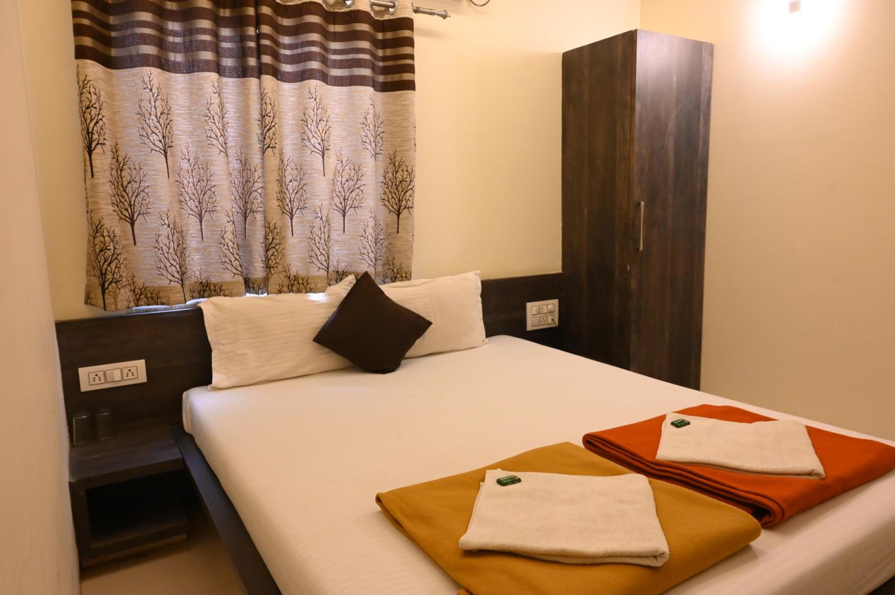 Deluxe Double Bed non AC Room - Photo 1