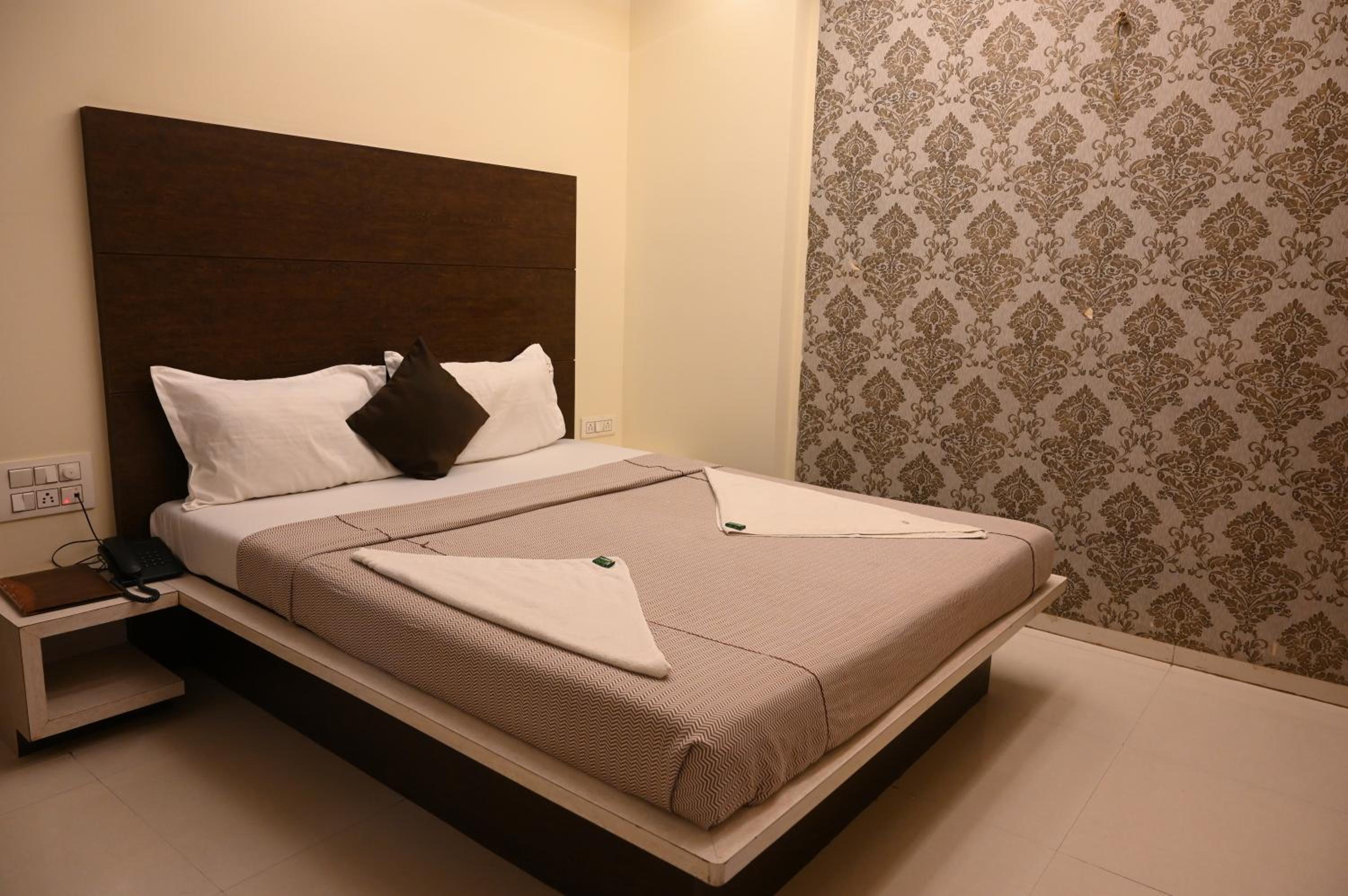 Deluxe Double Bed non AC Room - Photo 6