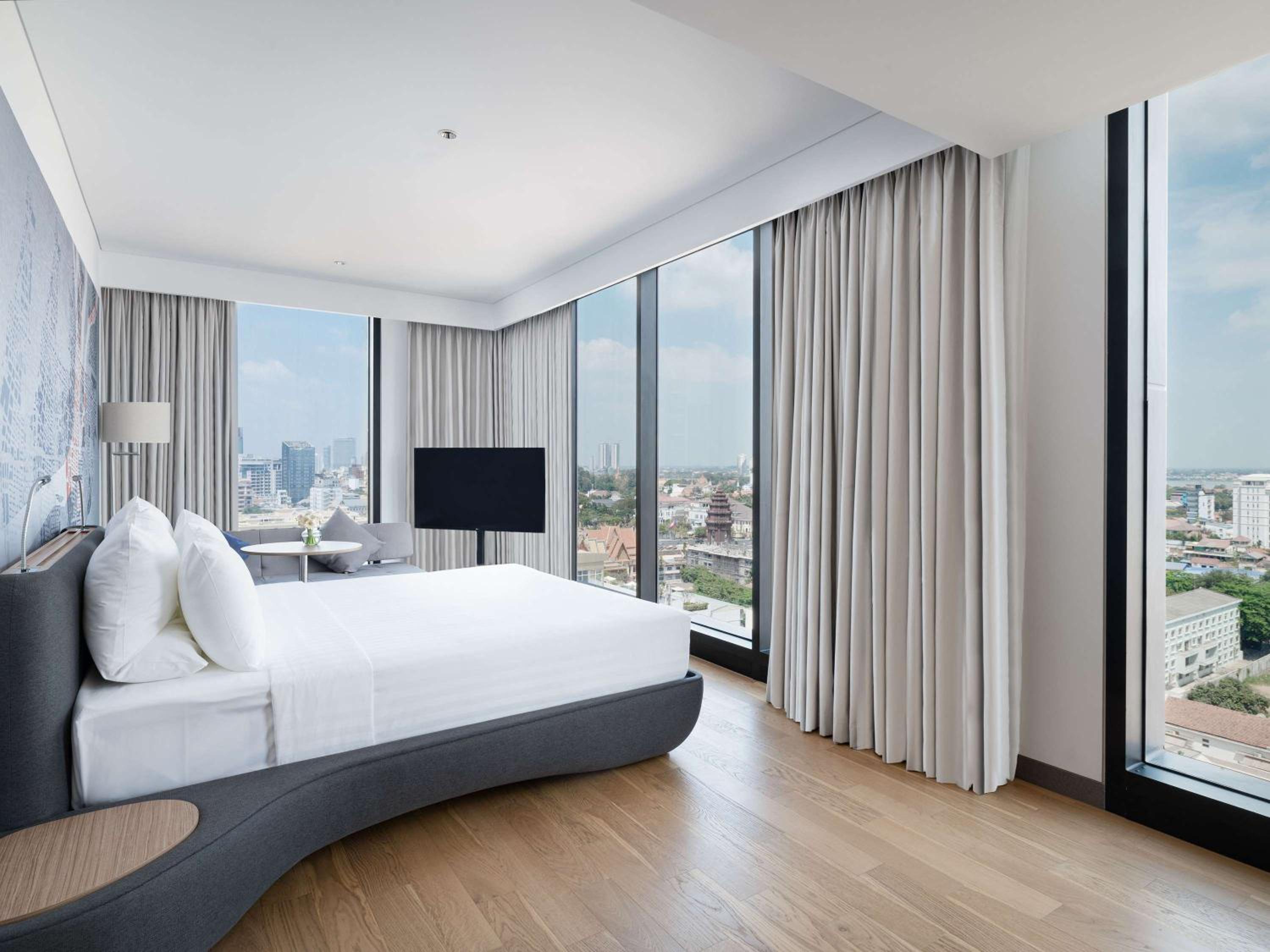 Deluxe King Room - Photo 2