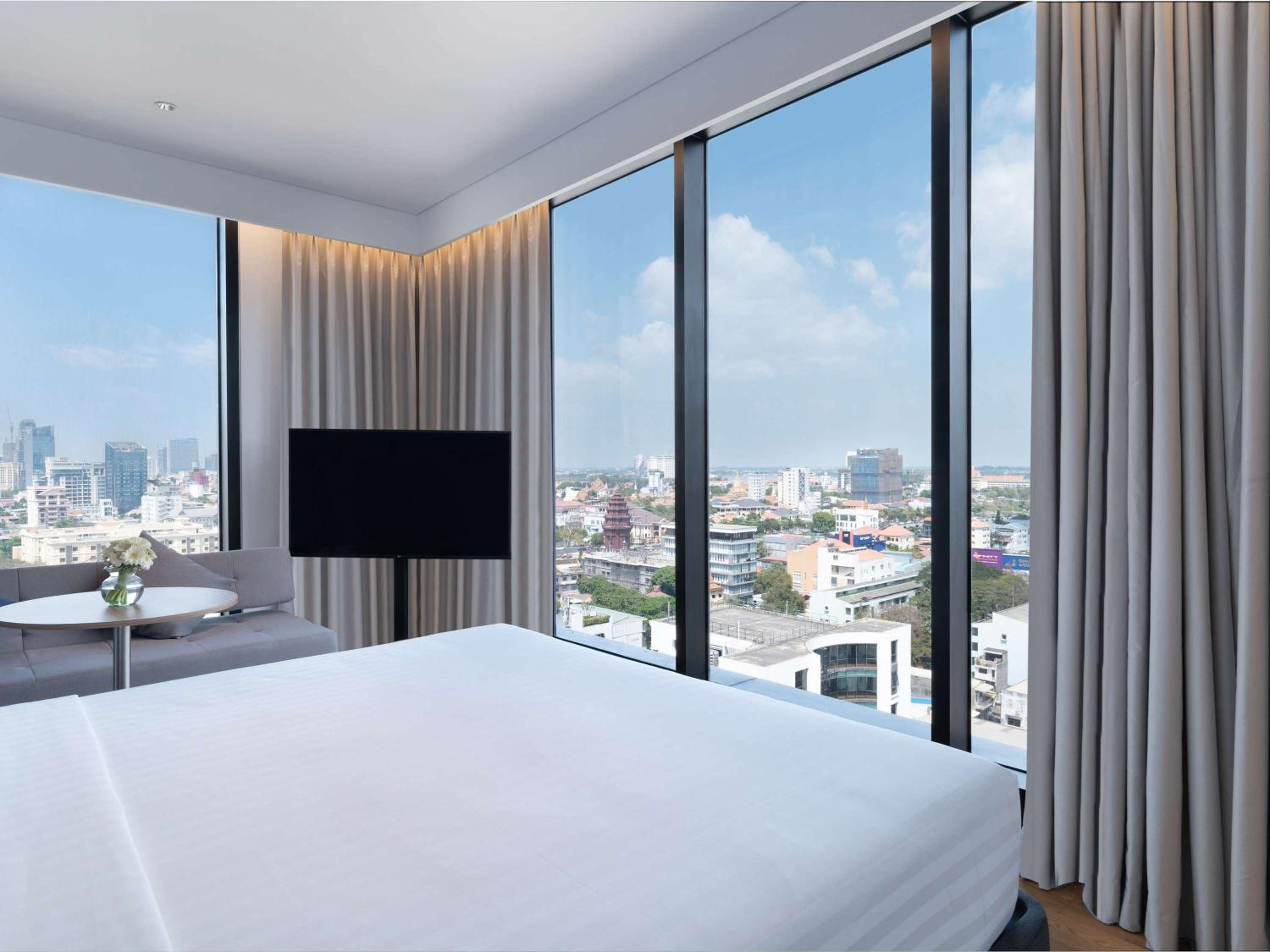 Deluxe King Room - Photo 7
