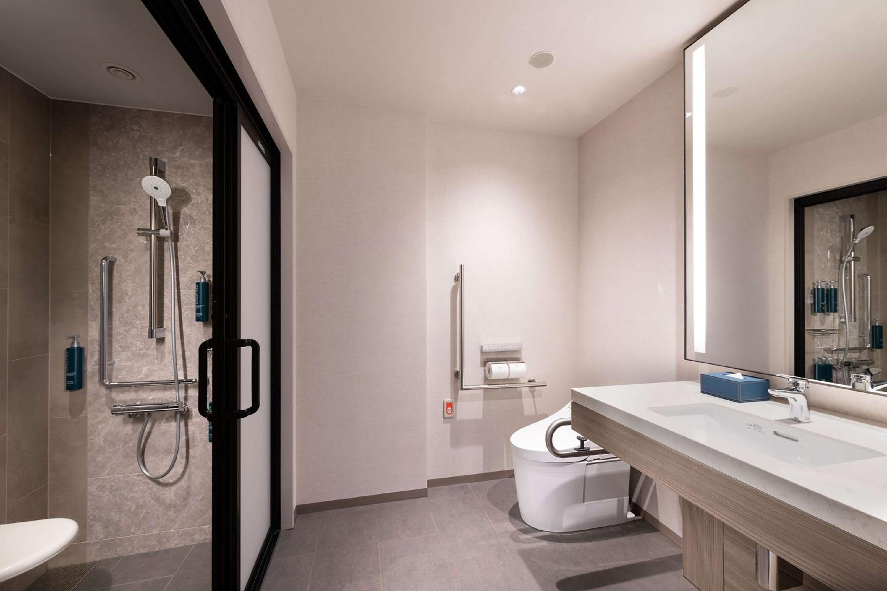 King Room - Mobility Accessible photo 2