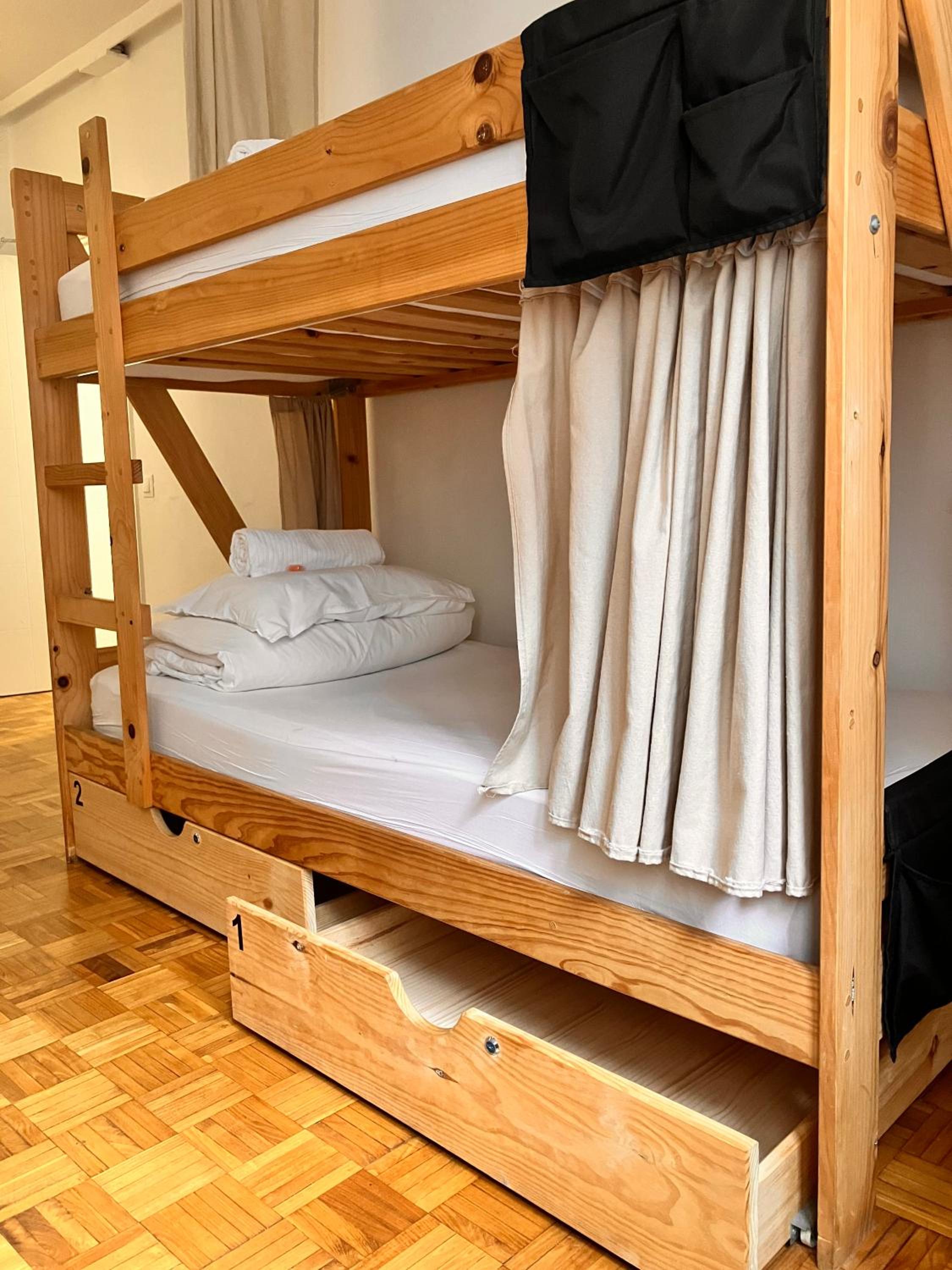 Cama en habitación compartida de 6 camas