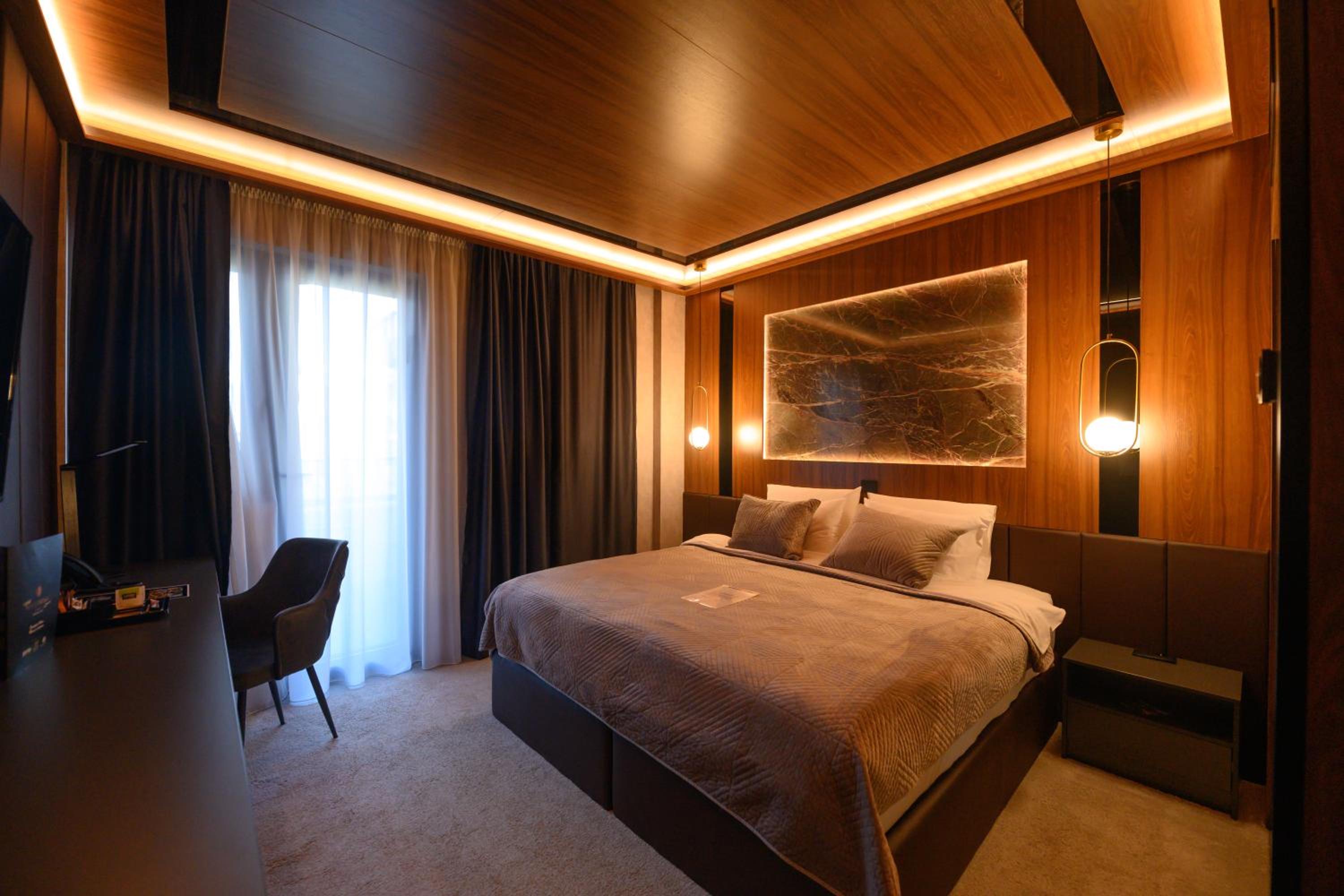 Business Double Room with Balcony - Photo 8