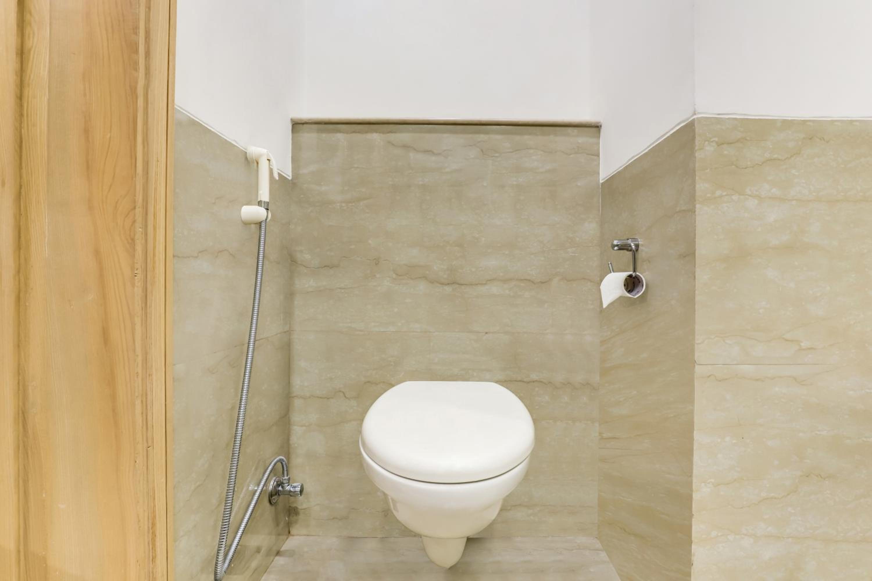 Business Room with Enjoy Happy Hours with 1+1 offer,15% Discount on F&B, Early Check In & Late Check out subject to availability, 02 pcs Laundry and complimentary 2 Pint of Beer    - Photo 2