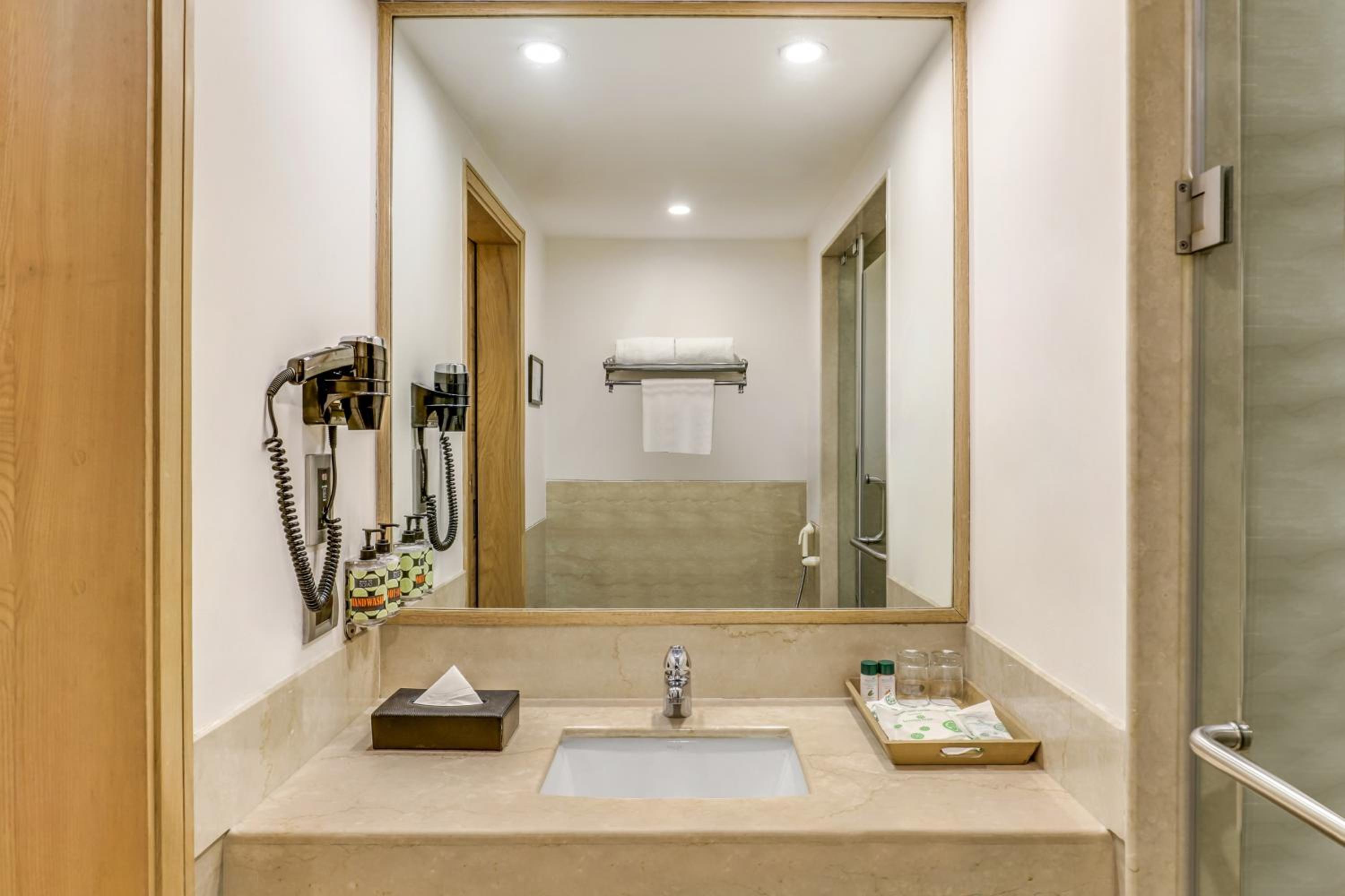 Business Room with Enjoy Happy Hours with 1+1 offer,15% Discount on F&B, Early Check In & Late Check out subject to availability, 02 pcs Laundry and complimentary 2 Pint of Beer    - Photo 3