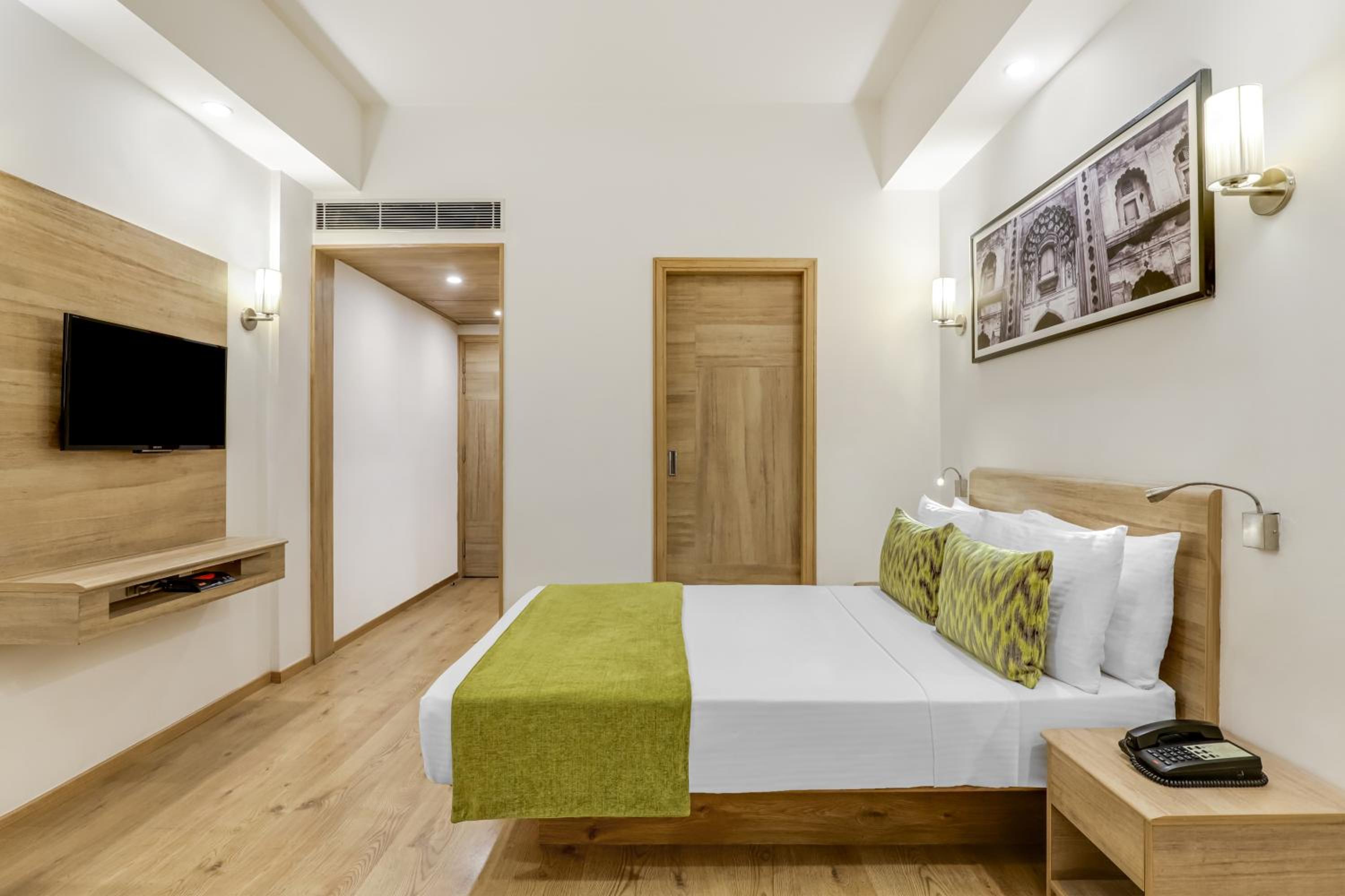 Business Room with Enjoy Happy Hours with 1+1 offer,15% Discount on F&B, Early Check In & Late Check out subject to availability, 02 pcs Laundry and complimentary 2 Pint of Beer    - Photo 5