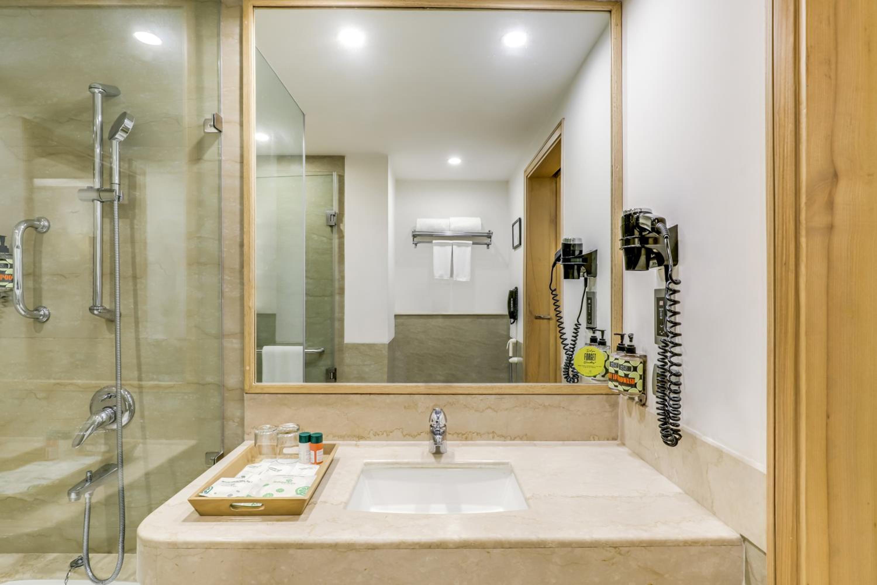 Business Room with Enjoy Happy Hours with 1+1 offer,15% Discount on F&B, Early Check In & Late Check out subject to availability, 02 pcs Laundry and complimentary 2 Pint of Beer    - Photo 6