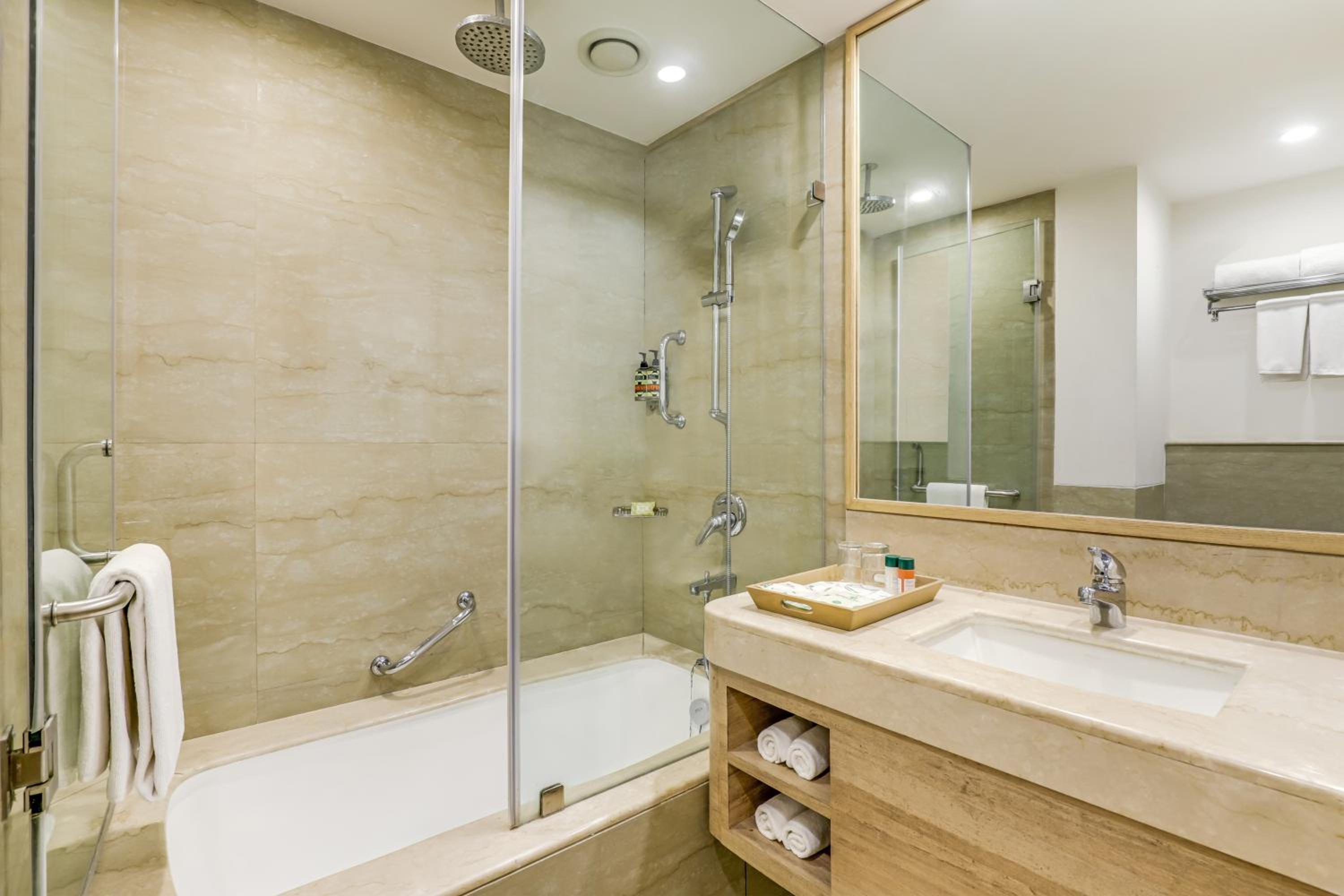 Business Room with Enjoy Happy Hours with 1+1 offer,15% Discount on F&B, Early Check In & Late Check out subject to availability, 02 pcs Laundry and complimentary 2 Pint of Beer    - Photo 4