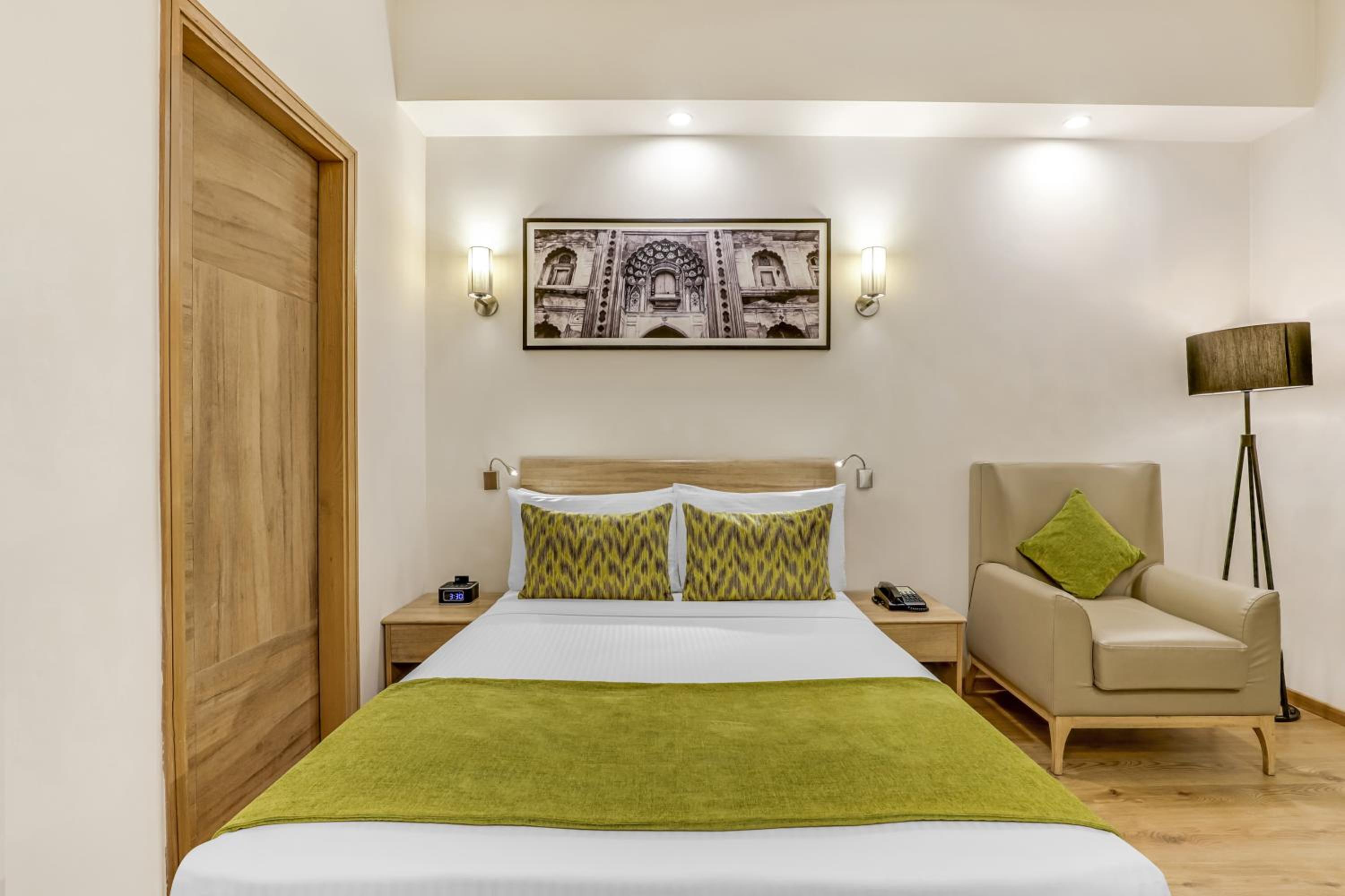 Business Room with Enjoy Happy Hours with 1+1 offer,15% Discount on F&B, Early Check In & Late Check out subject to availability, 02 pcs Laundry and complimentary 2 Pint of Beer    - Photo 1