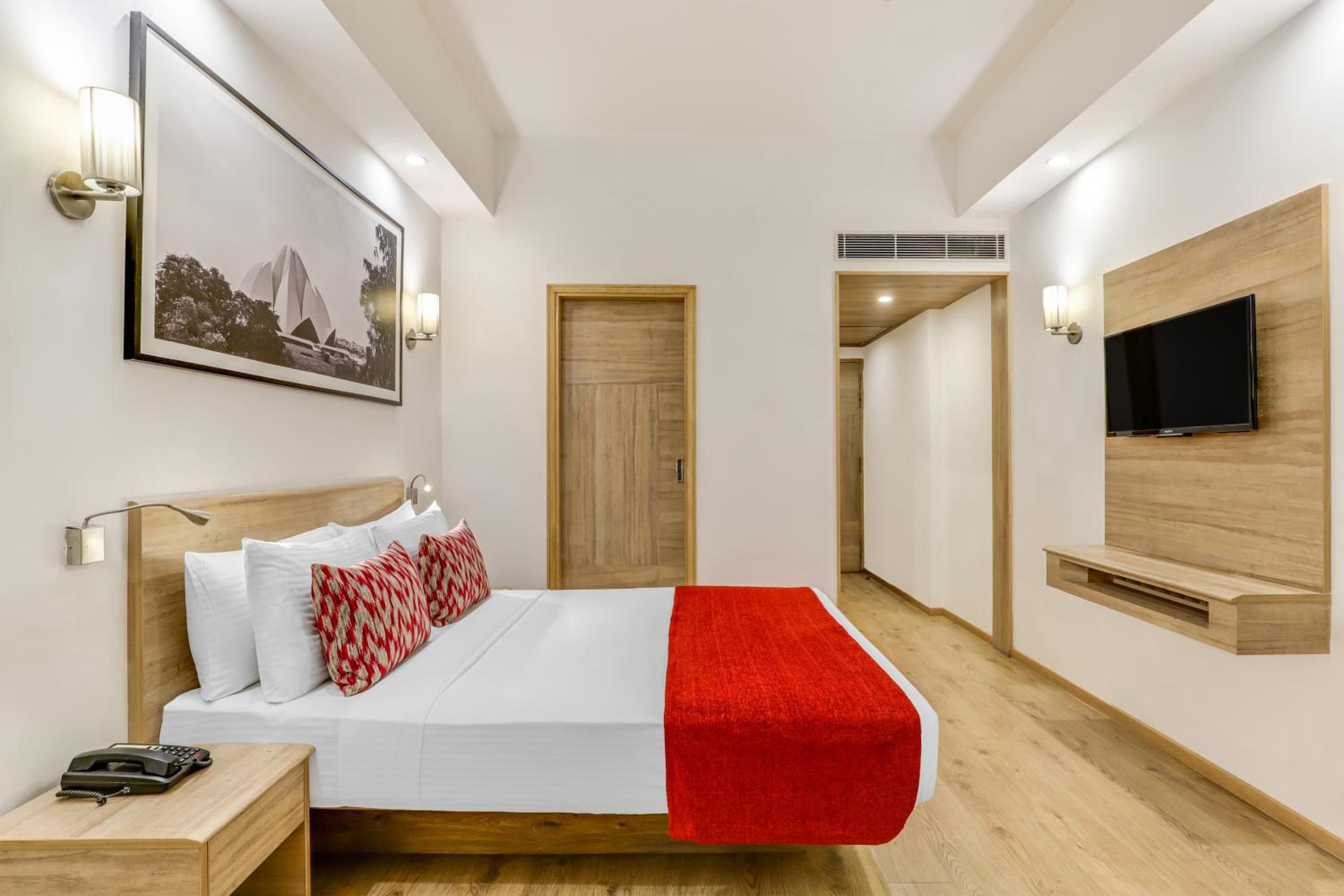 Executive Room with Enjoy Happy Hours with 1+1 offer,15% Discount on F&B, Early Check In & Late Check out subject to availability, 02 pcs Laundry and complimentary 2 Pint of Beer - Photo 3
