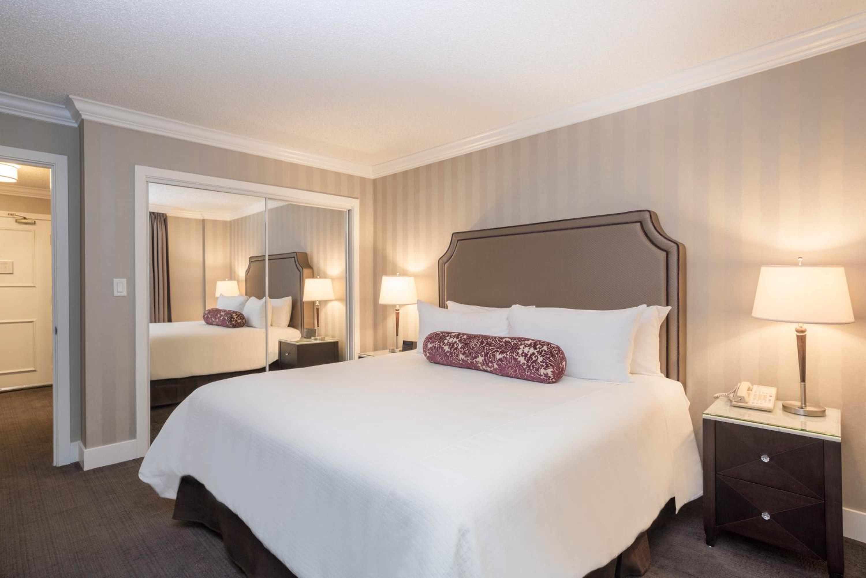 One Bedroom Sutton Suite, 1 King Bed, Sofa Bed - Photo 2