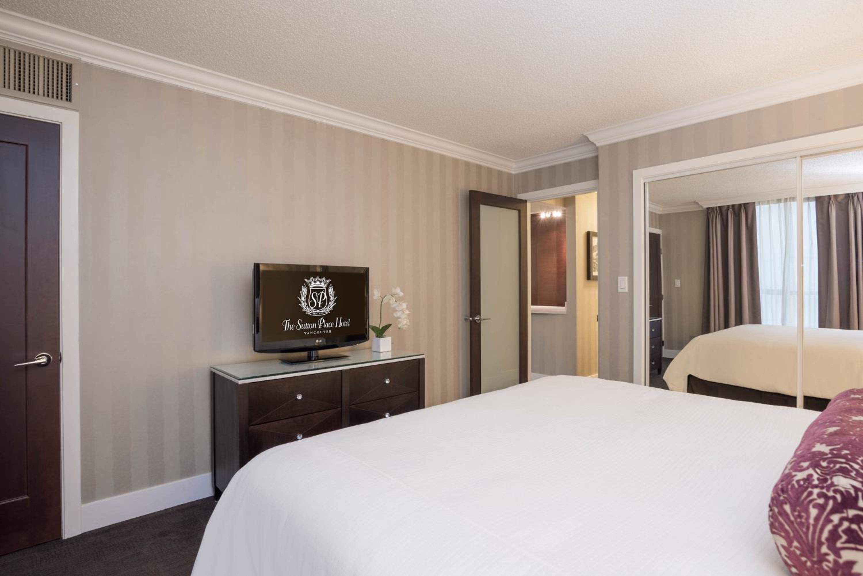 One Bedroom Sutton Suite, 1 King Bed, Sofa Bed - Photo 6