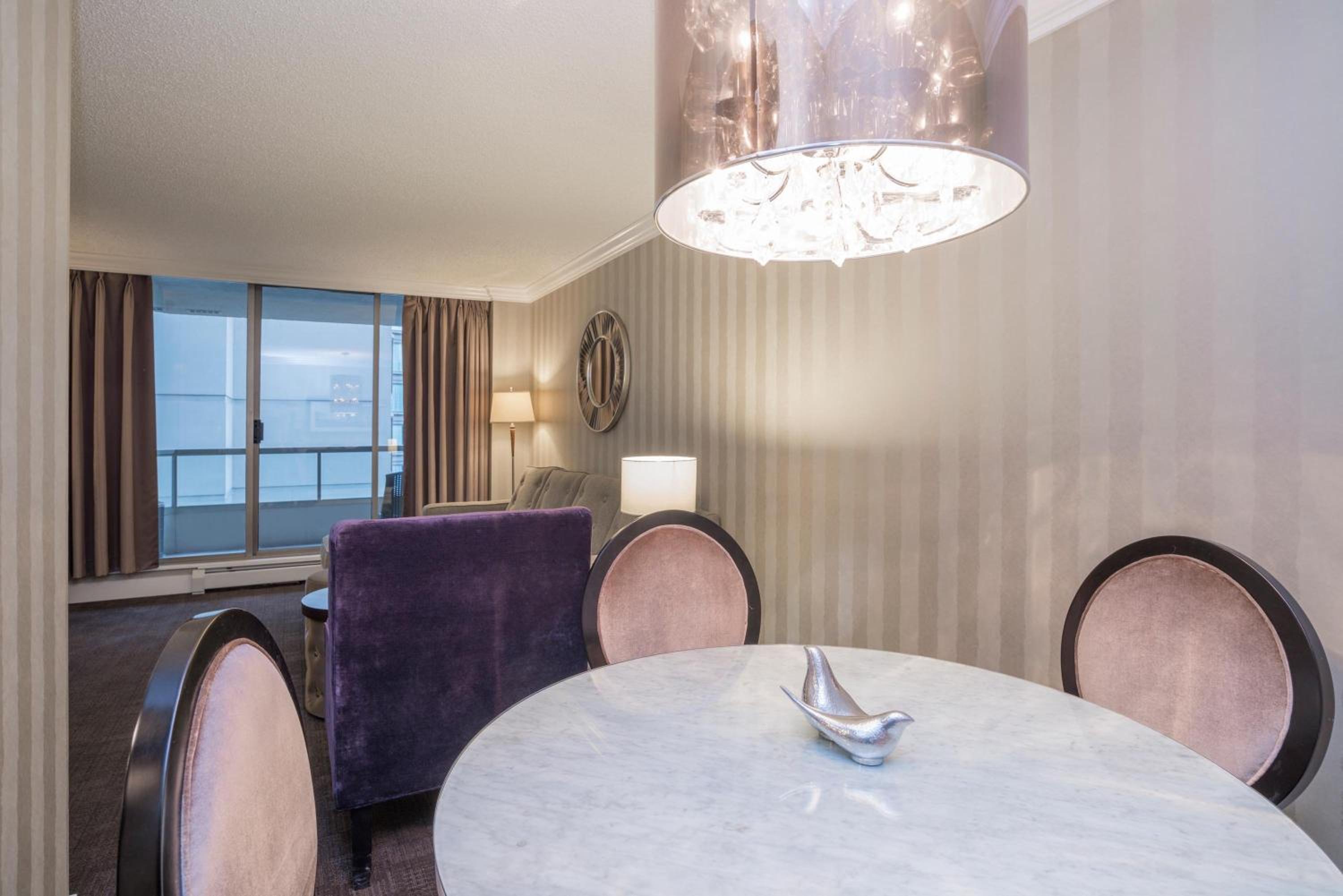 One Bedroom Sutton Suite, 1 King Bed, Sofa Bed - Photo 4