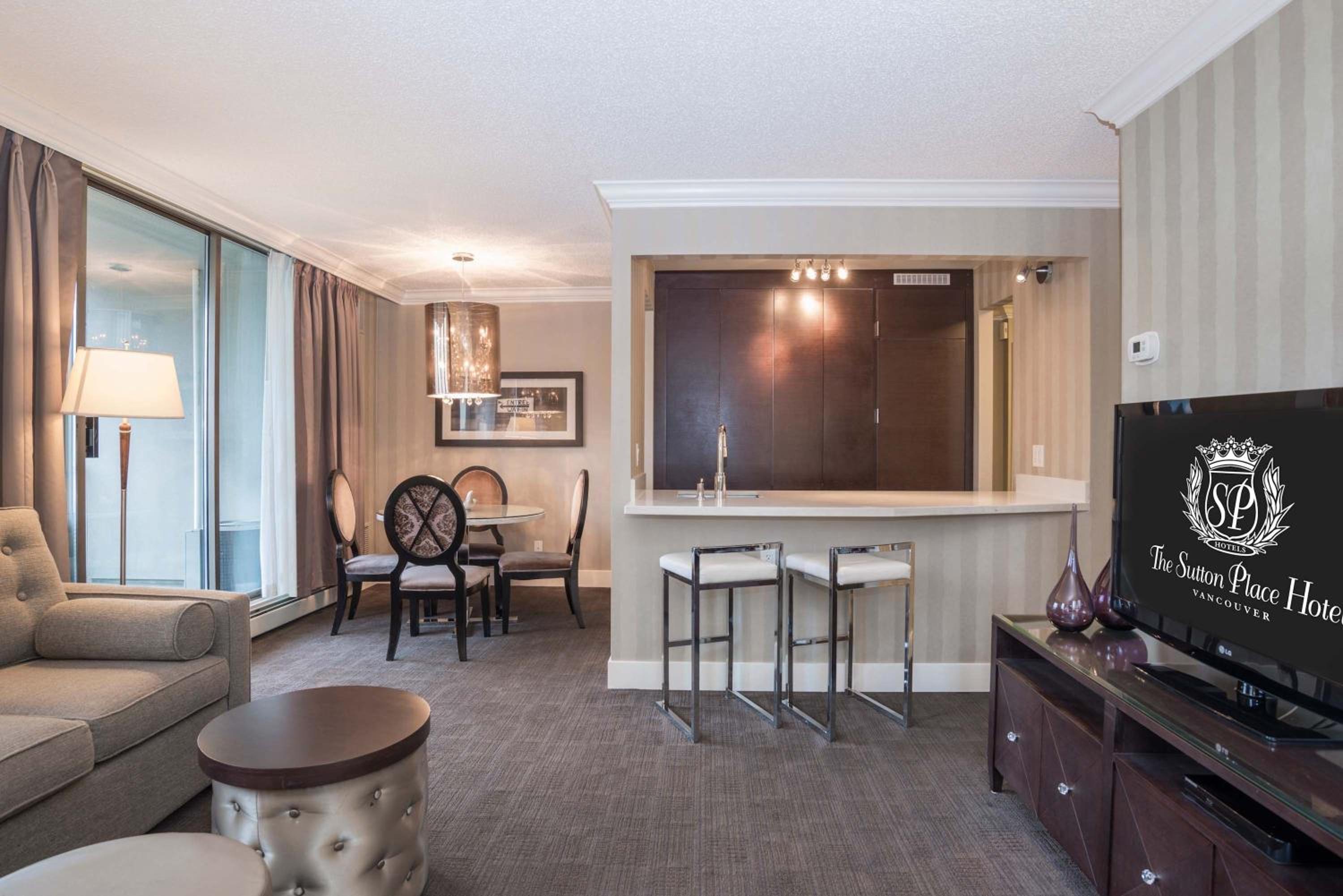 Two Bedroom Sutton Suite, 1 King, 1 Queen, Sofa Bed - Photo 7