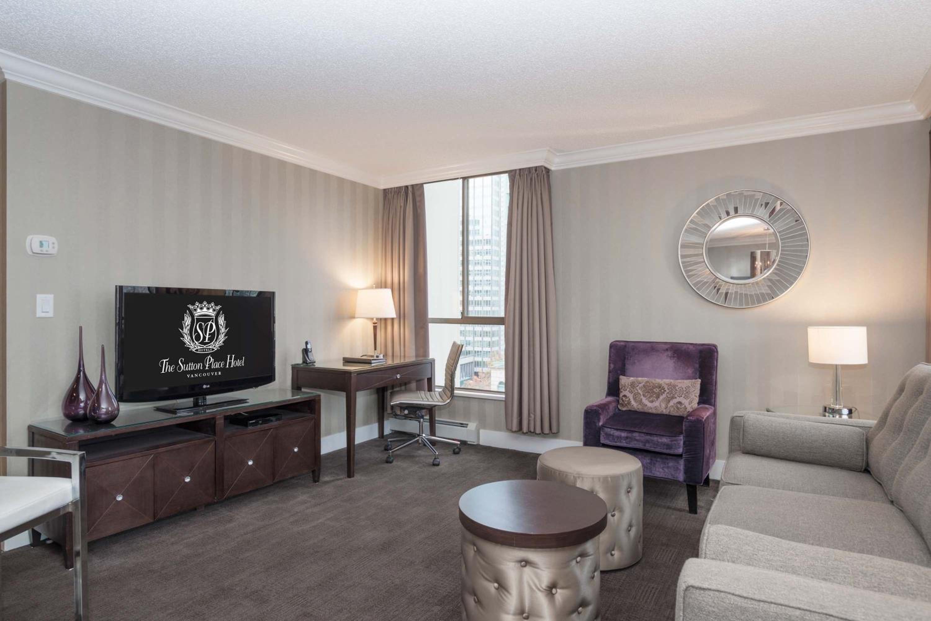 Two Bedroom Sutton Suite, 1 King, 1 Queen, Sofa Bed - Photo 6