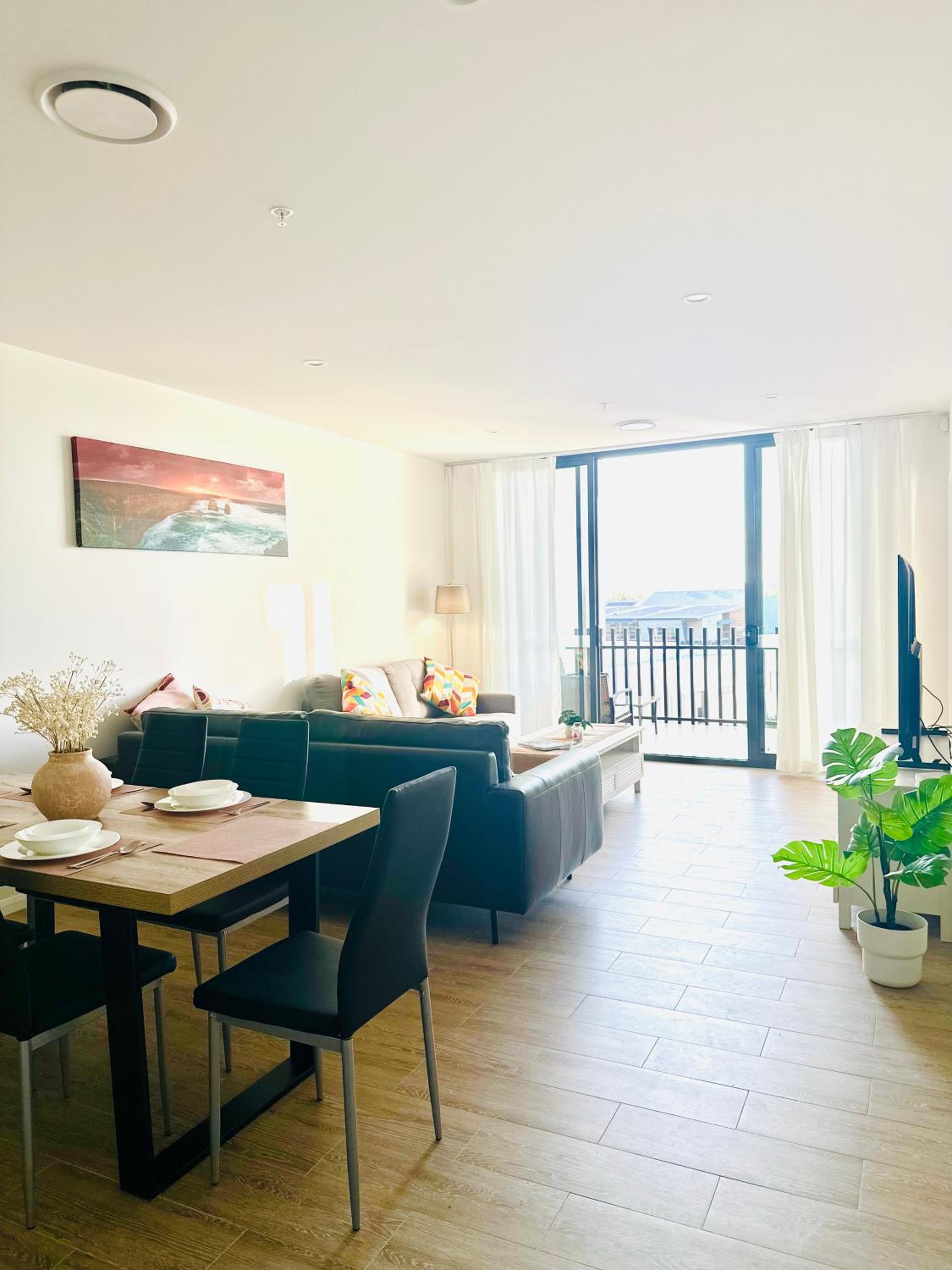 3 Bedroom Waterview Apartment - Photo 15