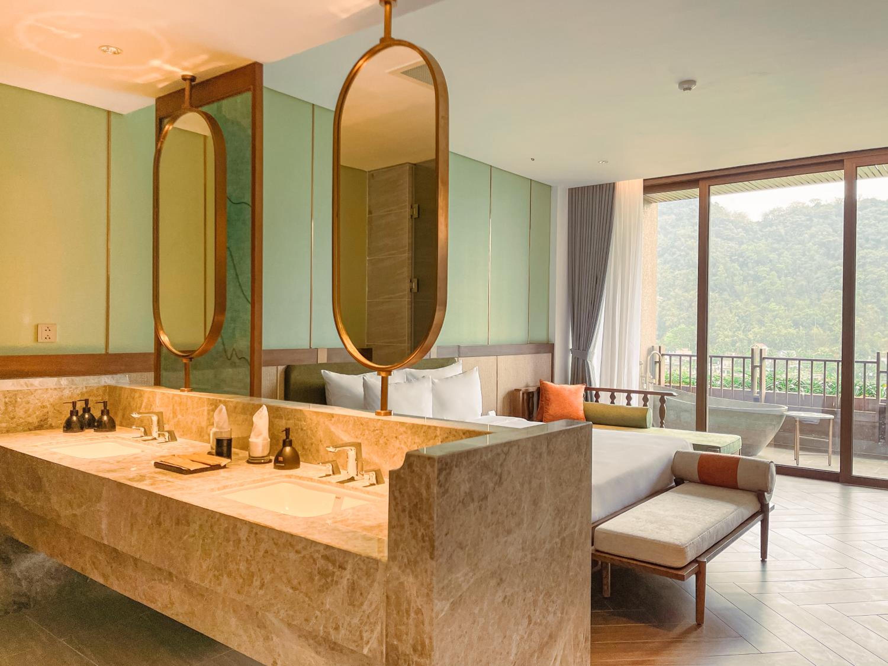 Suite with Pool View - Photo 3