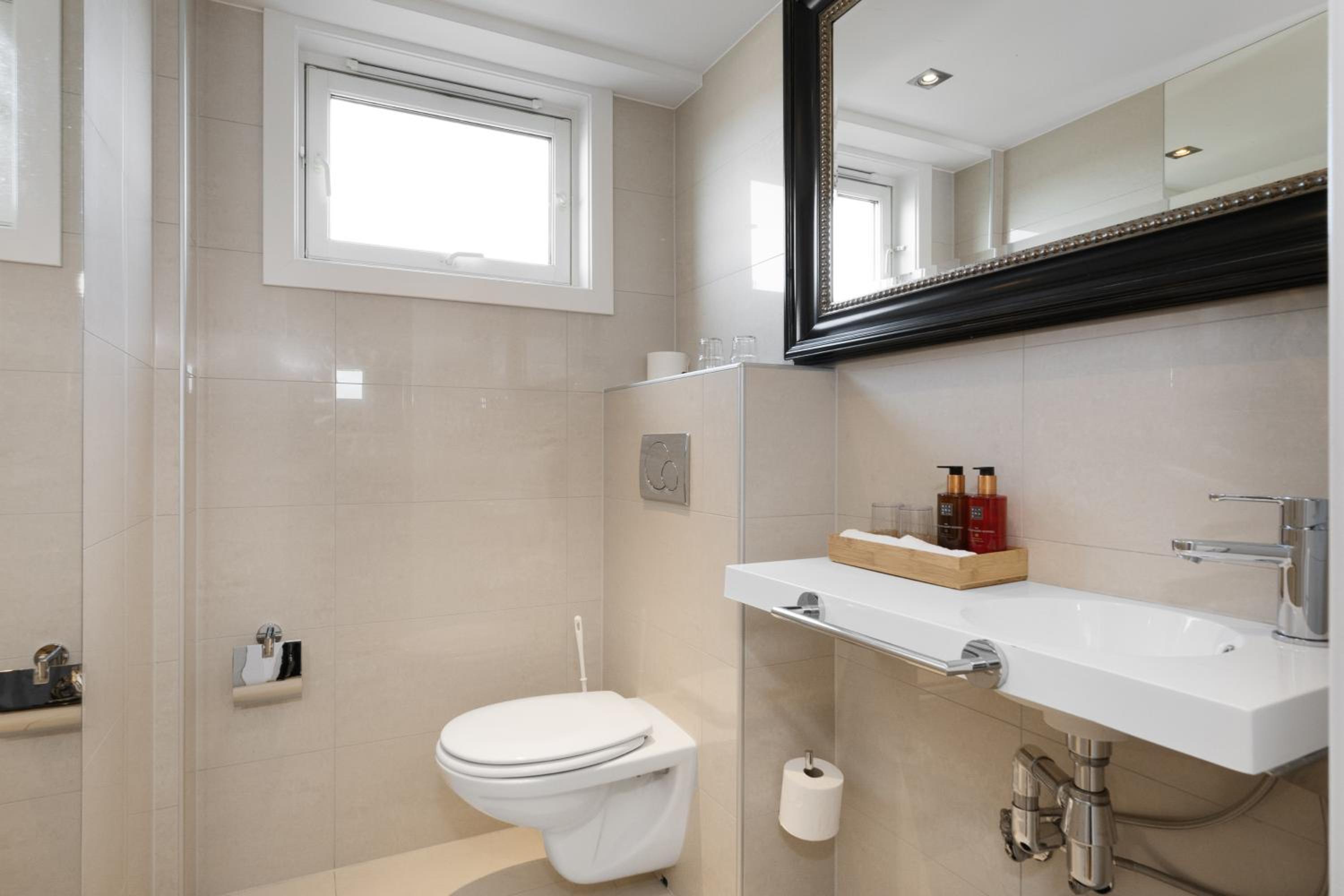 Deluxe King Suite - Photo 17