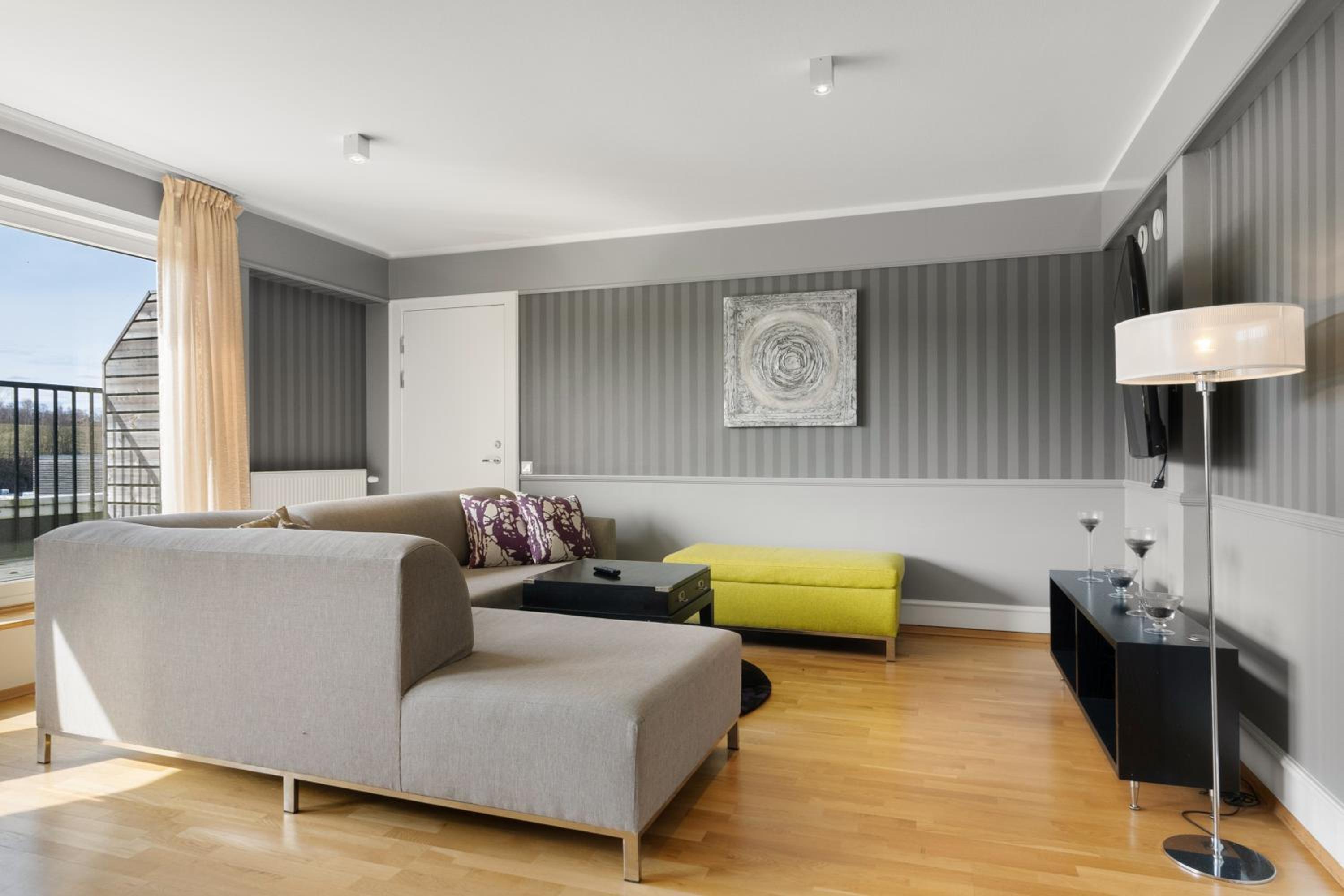 Deluxe King Suite - Photo 13