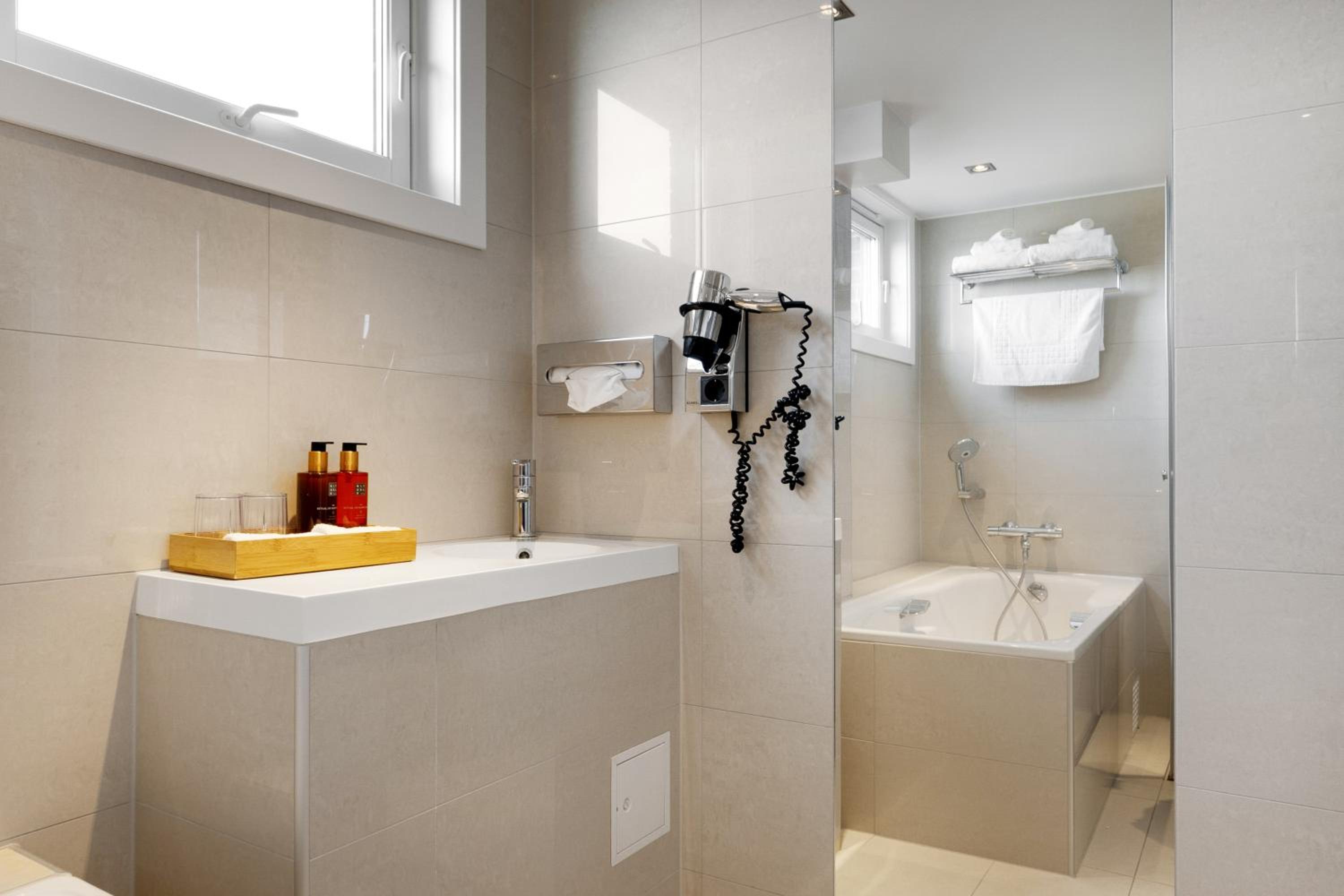 Deluxe King Suite - Photo 15