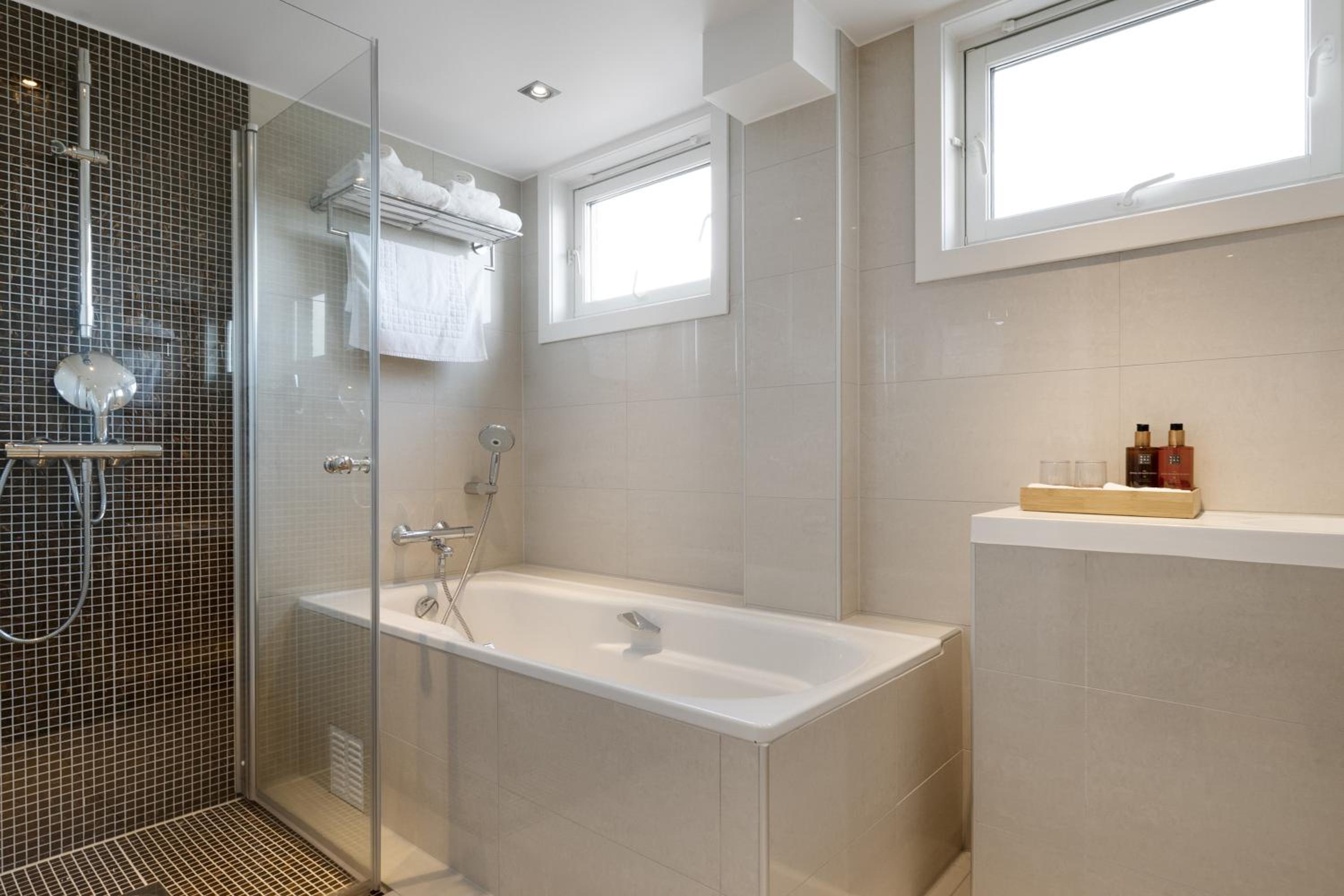 Deluxe King Suite - Photo 16