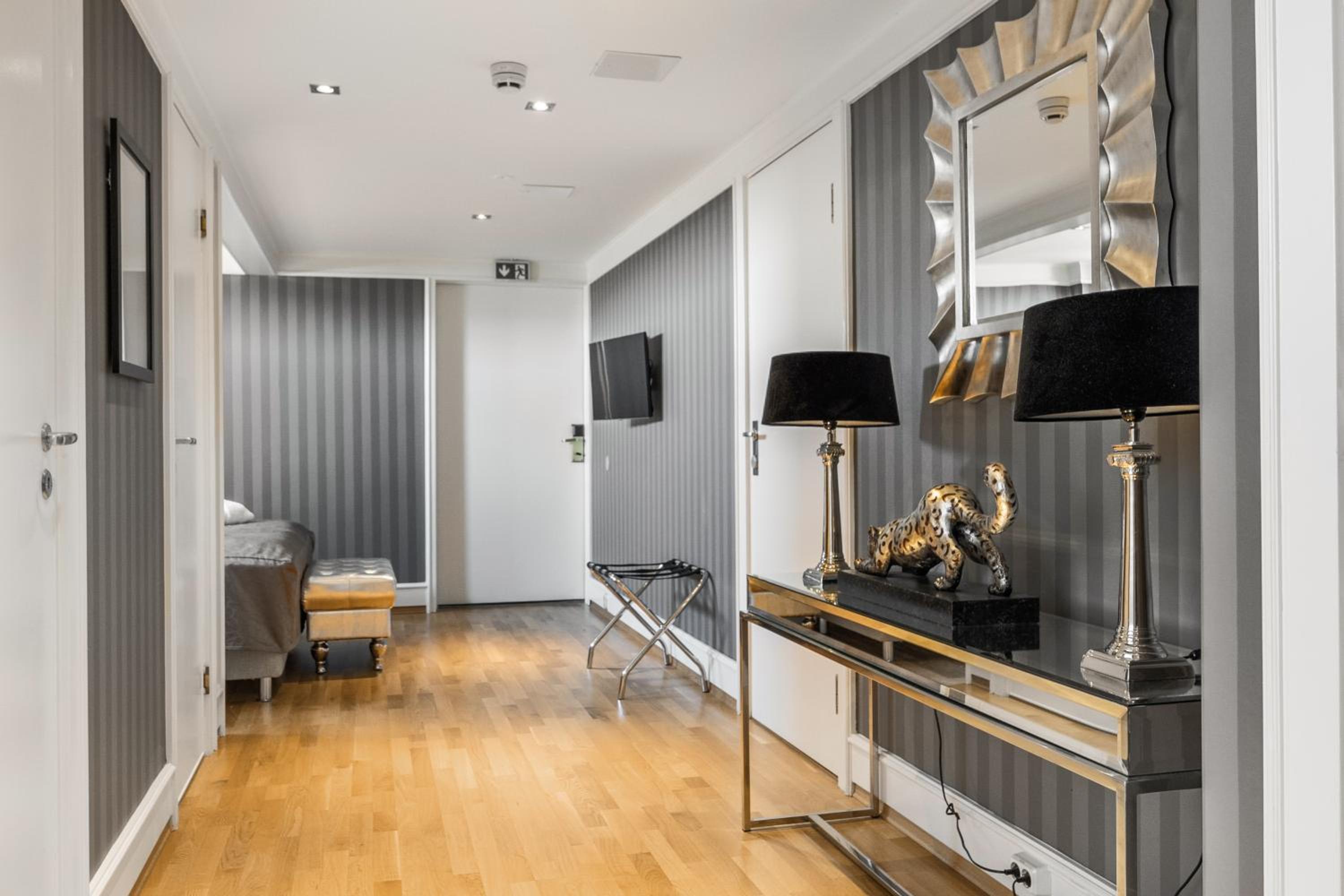 Deluxe King Suite - Photo 2
