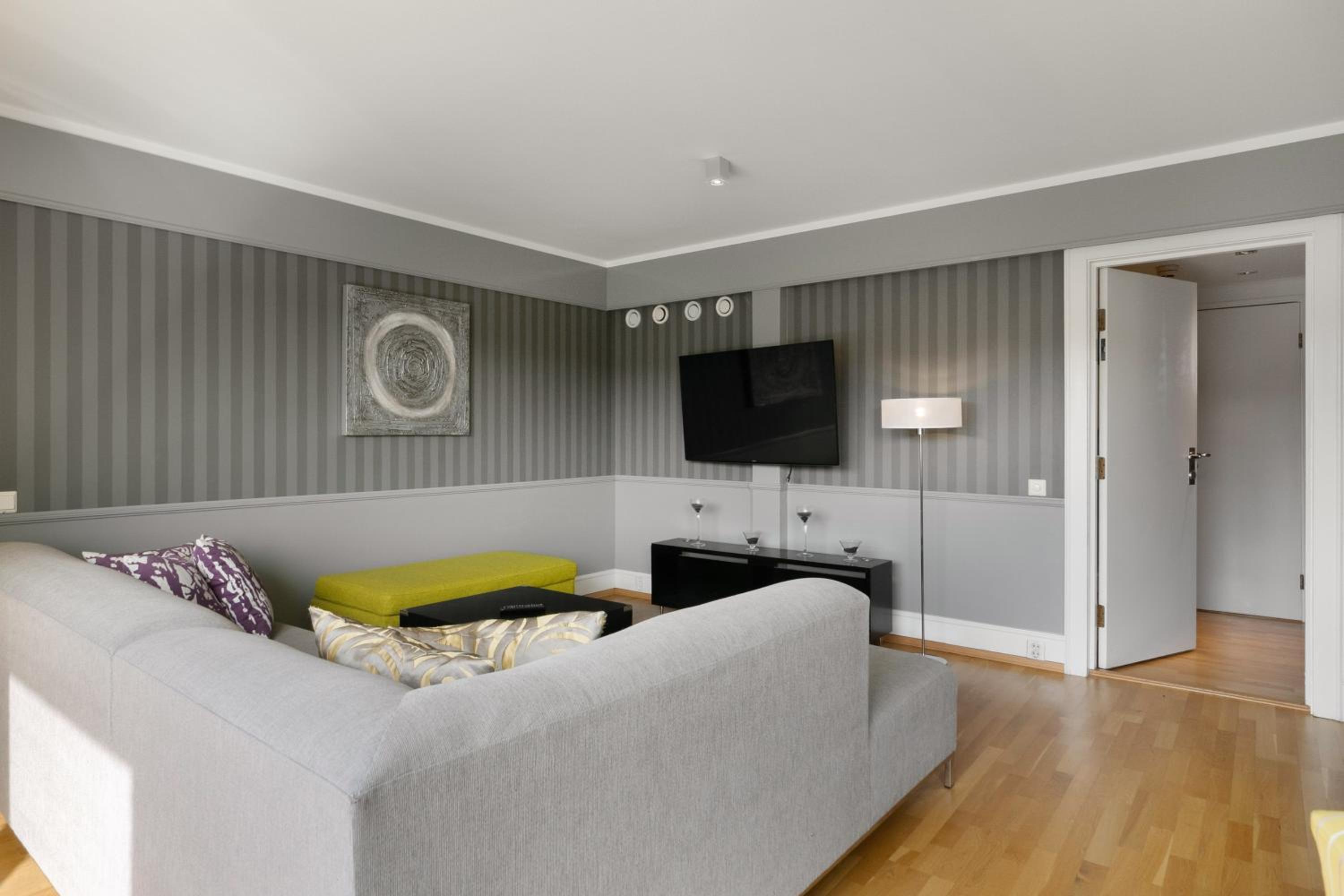 Deluxe King Suite - Photo 11