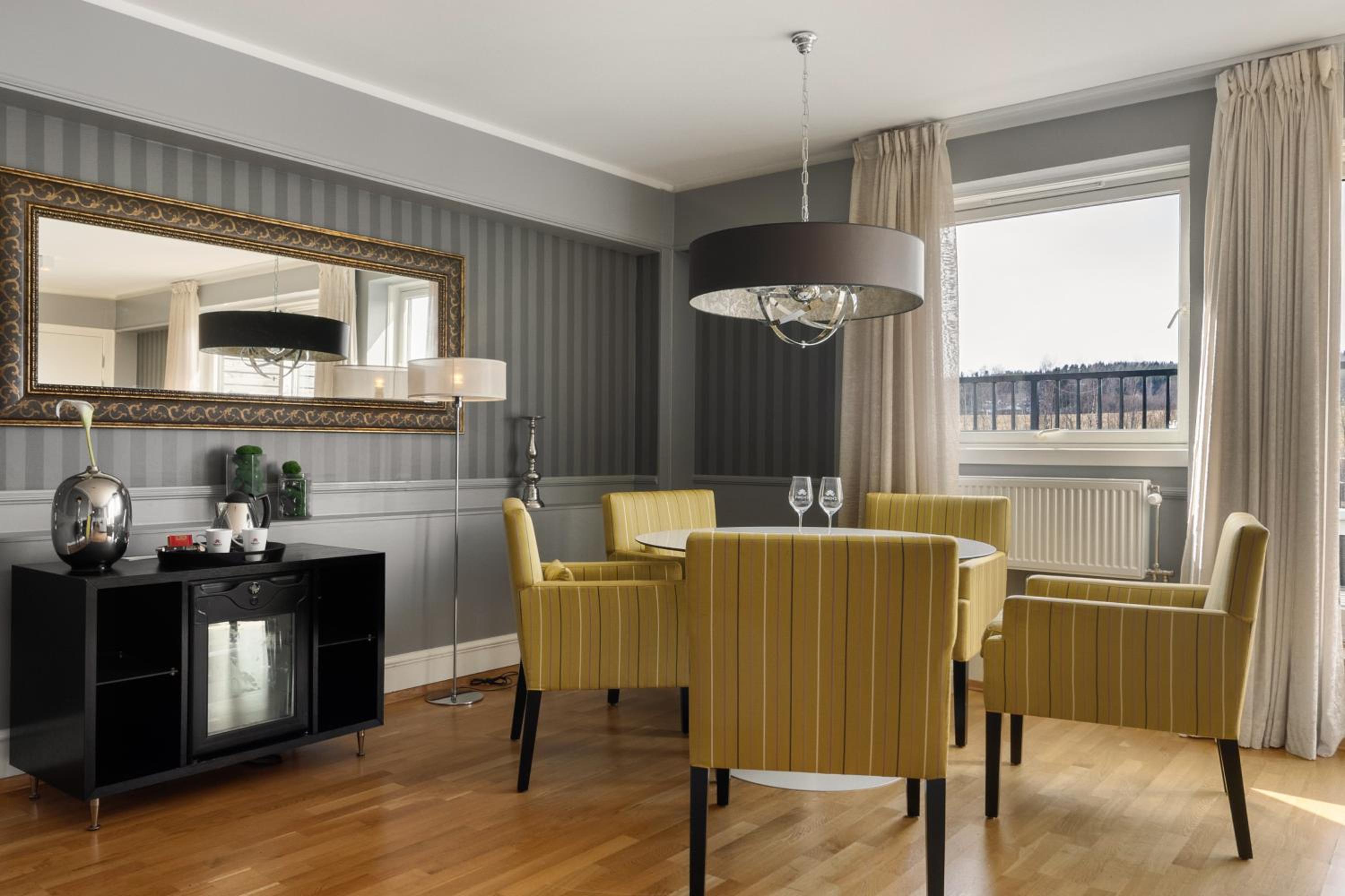 Deluxe King Suite - Photo 7