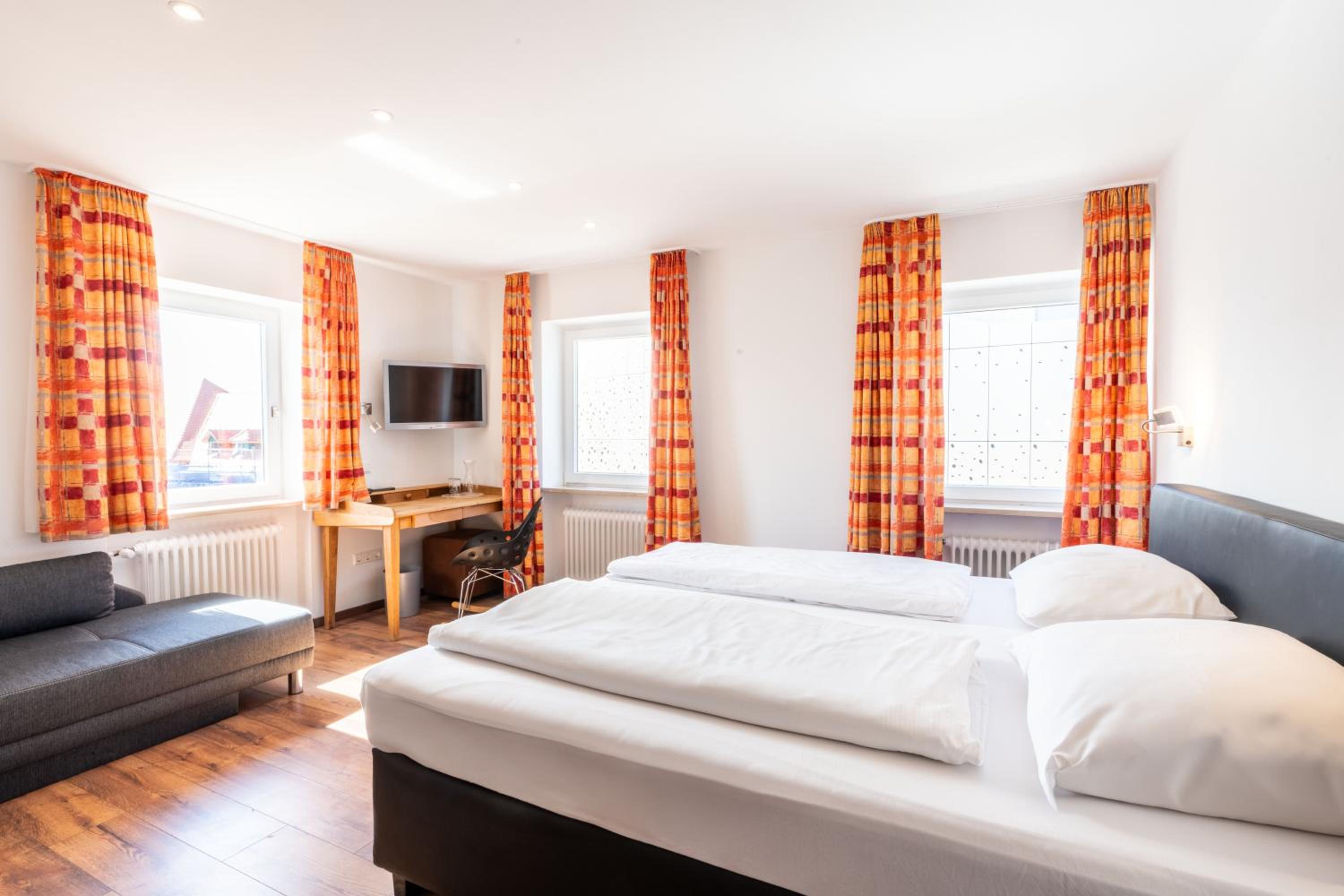 Double Room with queensize bed - Photo 1