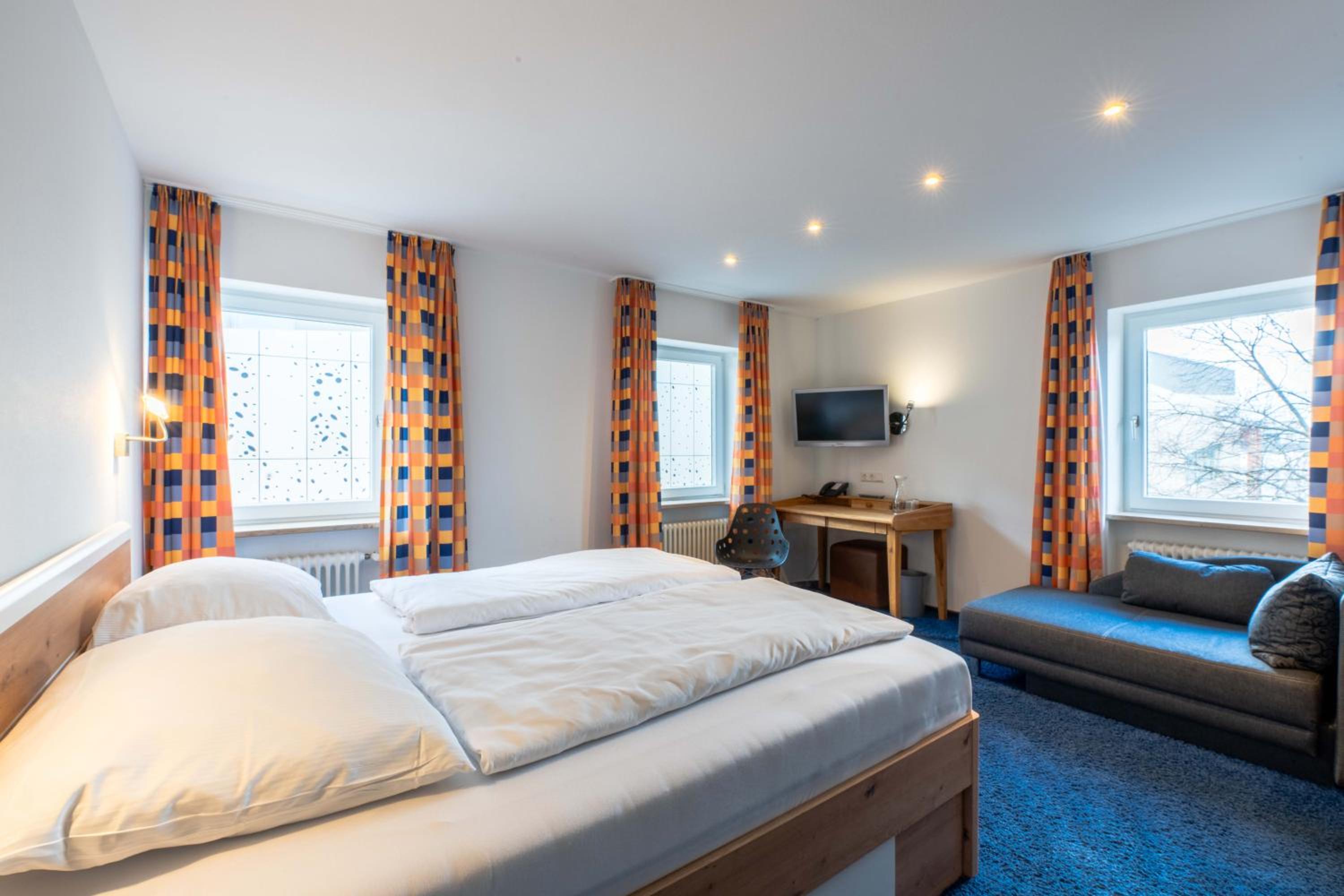 Double Room with queensize bed - Photo 3