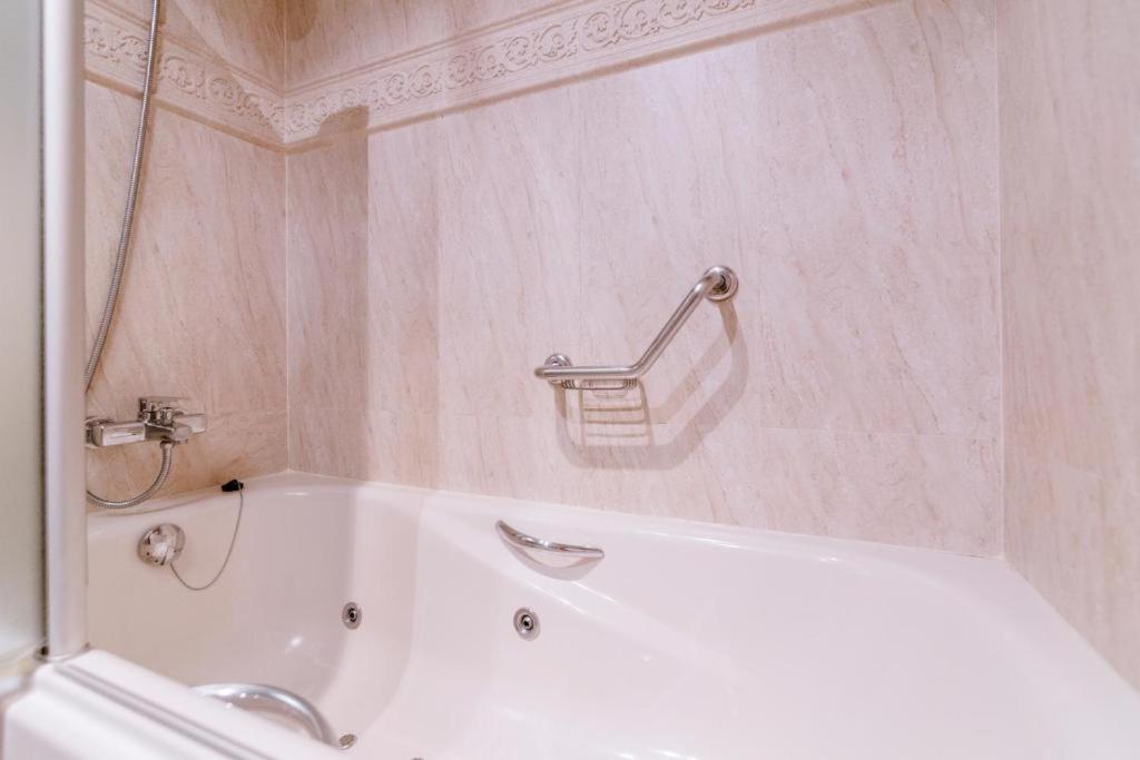 Deluxe Double or Twin Room with Spa Bath - Photo 14