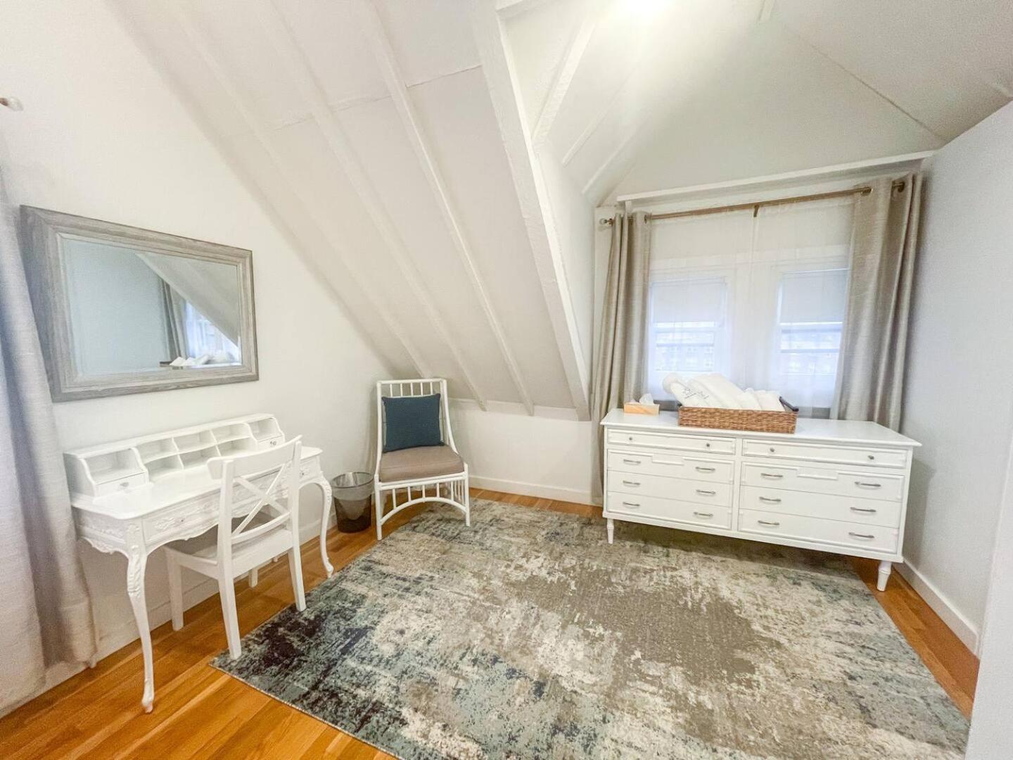 Three-Bedroom Apartment photo 2